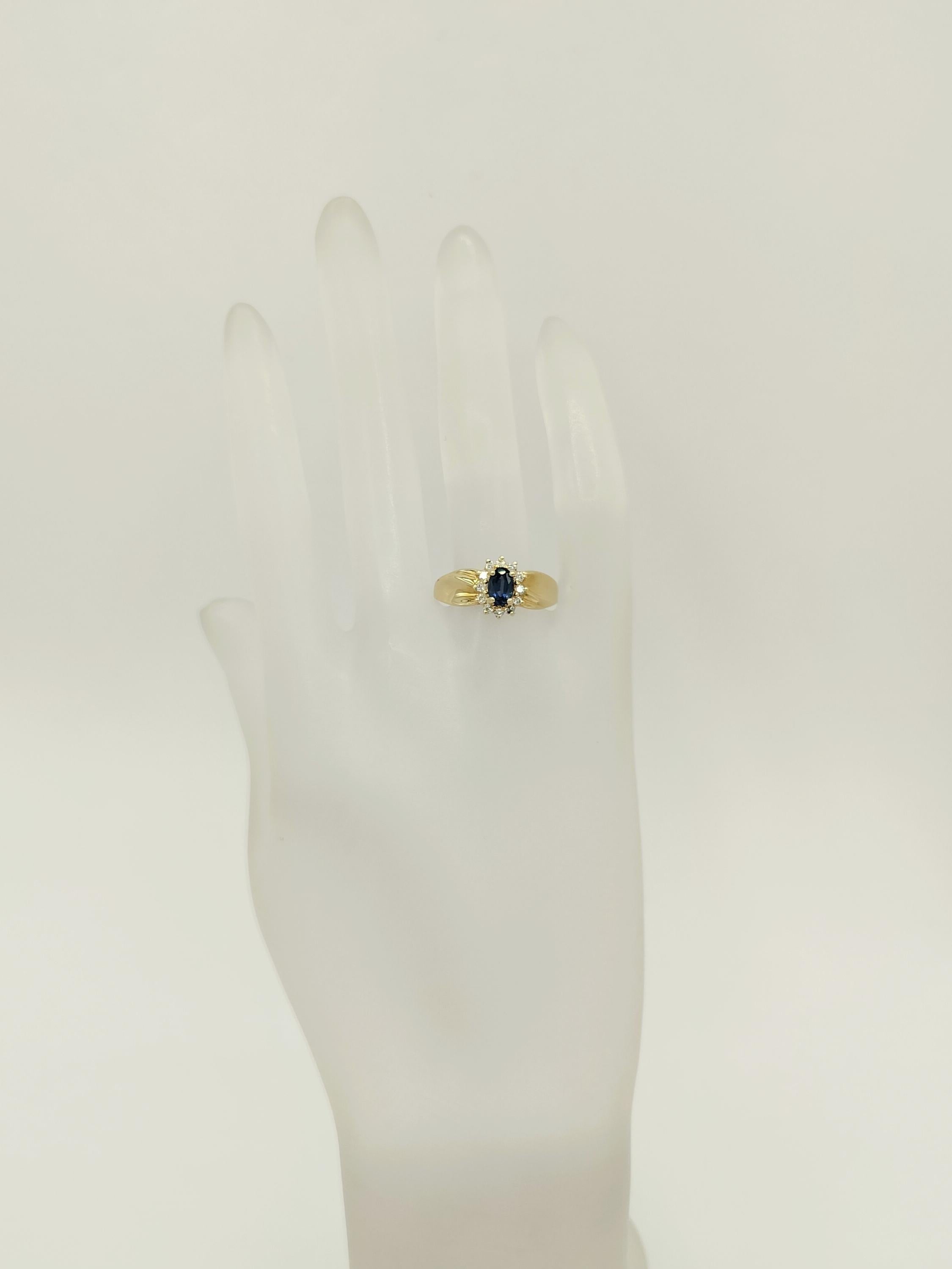 Cluster-Ring aus 14 Karat Gelbgold mit blauem Saphir und weißem Diamant (Ovalschliff) im Angebot
