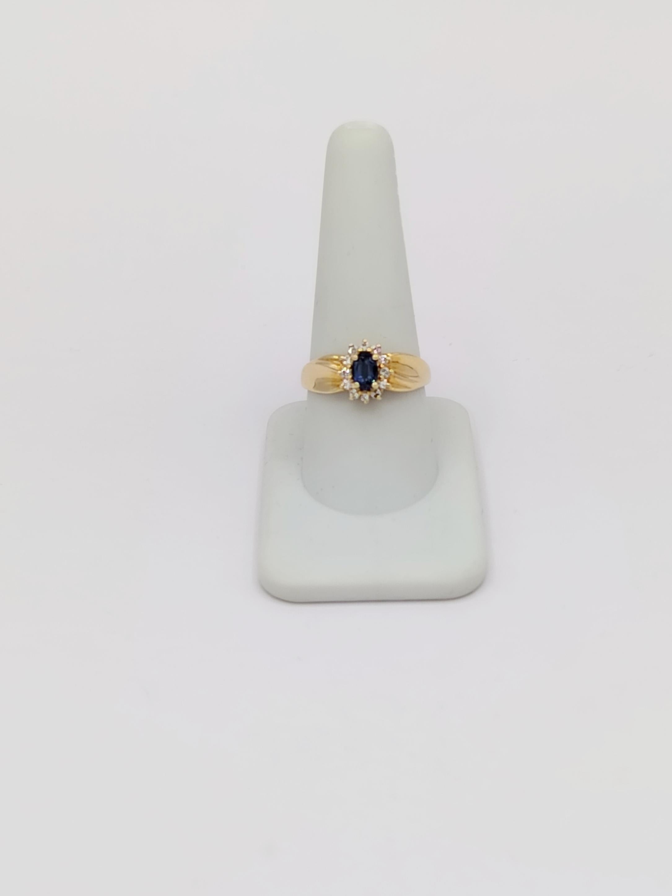 Cluster-Ring aus 14 Karat Gelbgold mit blauem Saphir und weißem Diamant für Damen oder Herren im Angebot