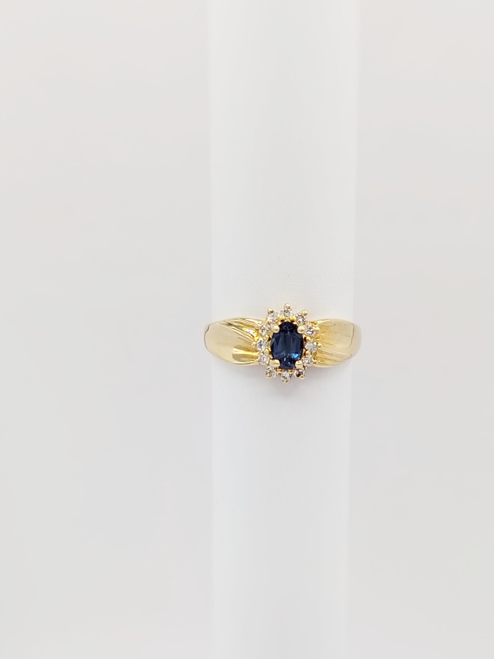 Cluster-Ring aus 14 Karat Gelbgold mit blauem Saphir und weißem Diamant im Angebot 1