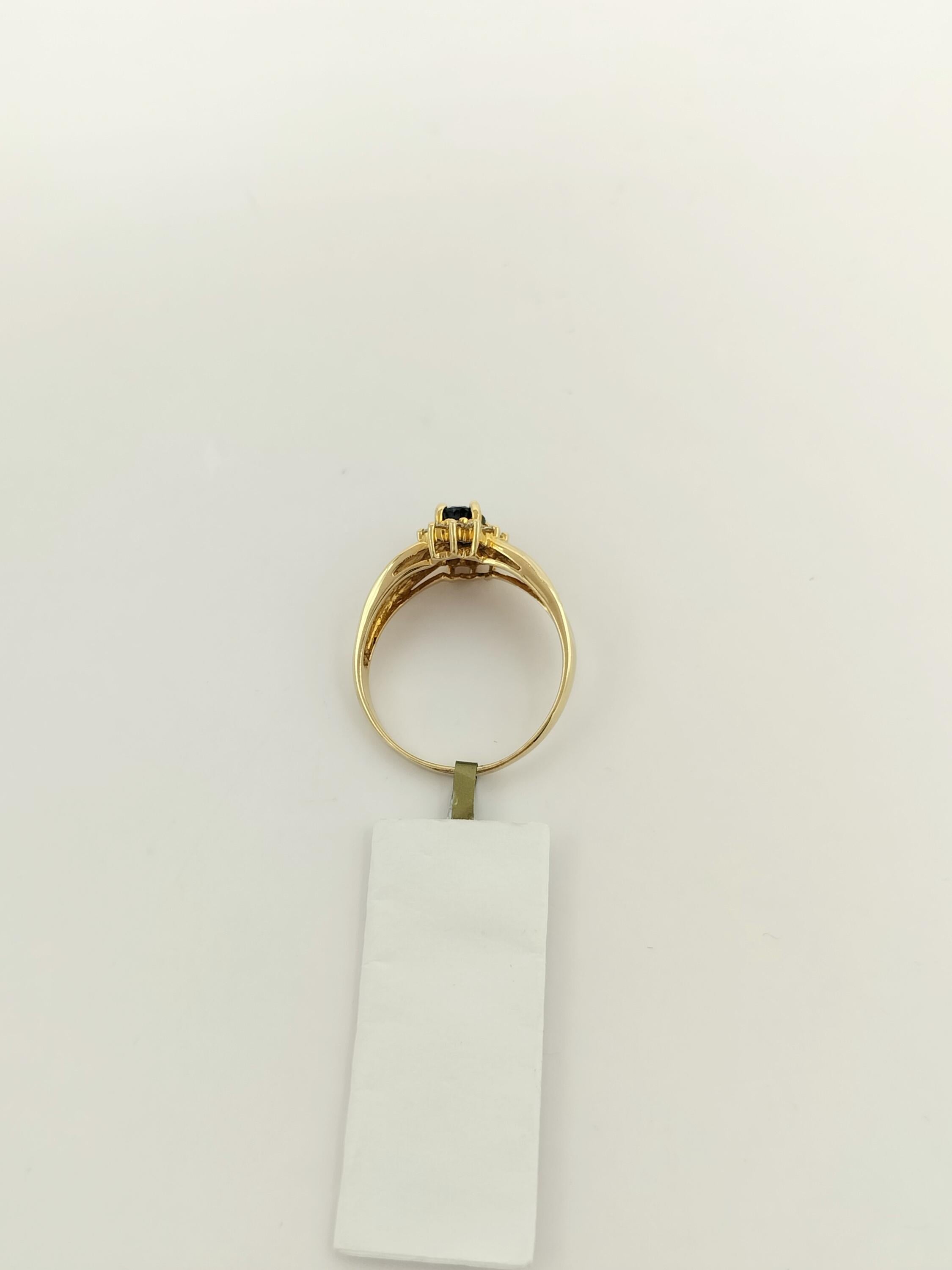 Cluster-Ring aus 14 Karat Gelbgold mit blauem Saphir und weißem Diamant im Angebot 2