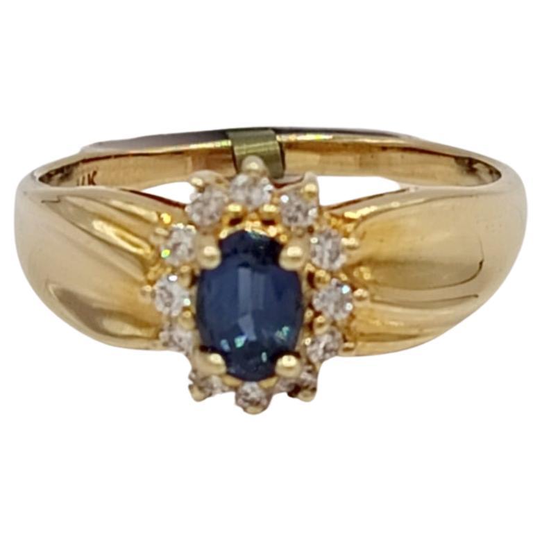 Cluster-Ring aus 14 Karat Gelbgold mit blauem Saphir und weißem Diamant im Angebot