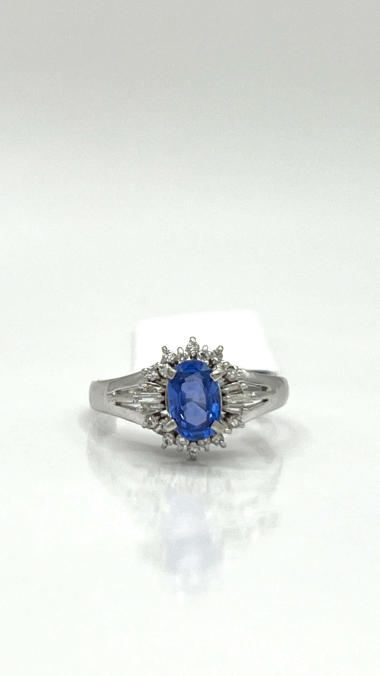 Blue Sapphire and White Diamond Cluster Ring in Platinum In New Condition For Sale In Los Angeles, CA