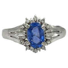 Anello a grappolo con zaffiro blu e diamante bianco in platino