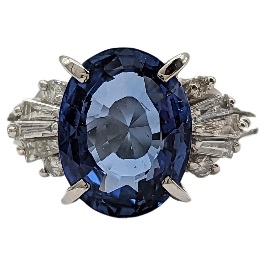 Bague cocktail en platine avec saphir bleu et diamants blancs en vente