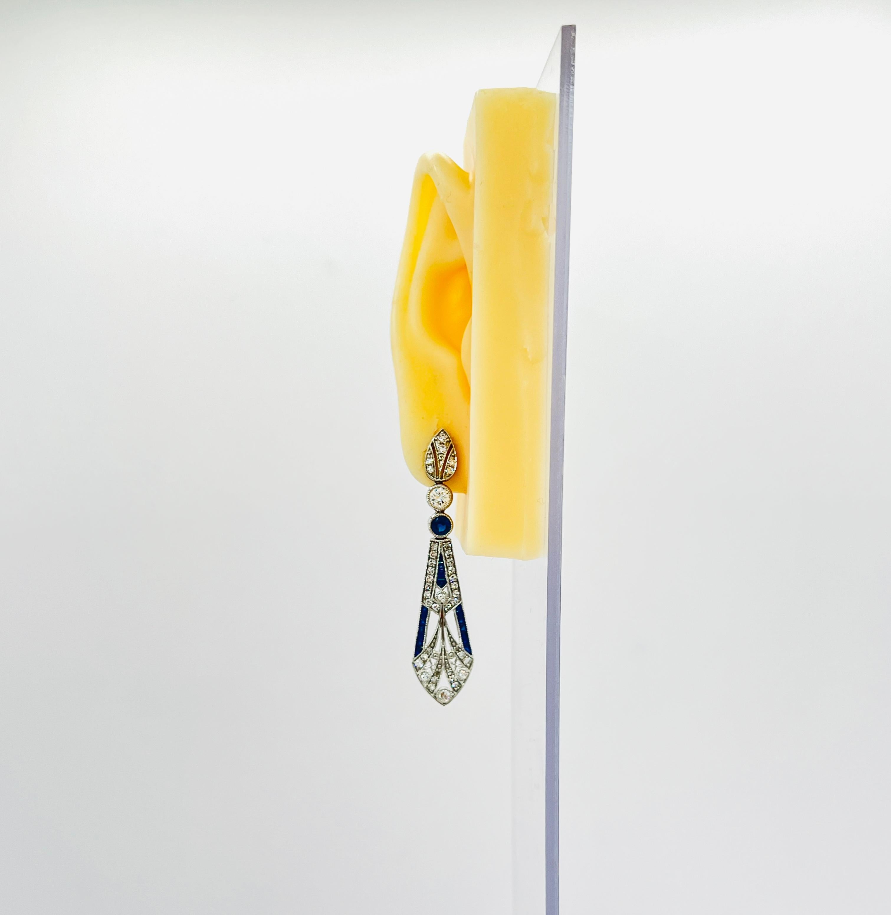 Schöner 1,62 ct. blauer Saphir in mehreren Formen mit 1,67 ct. weißen Diamanten von guter Qualität.  Handgefertigt in Platin.