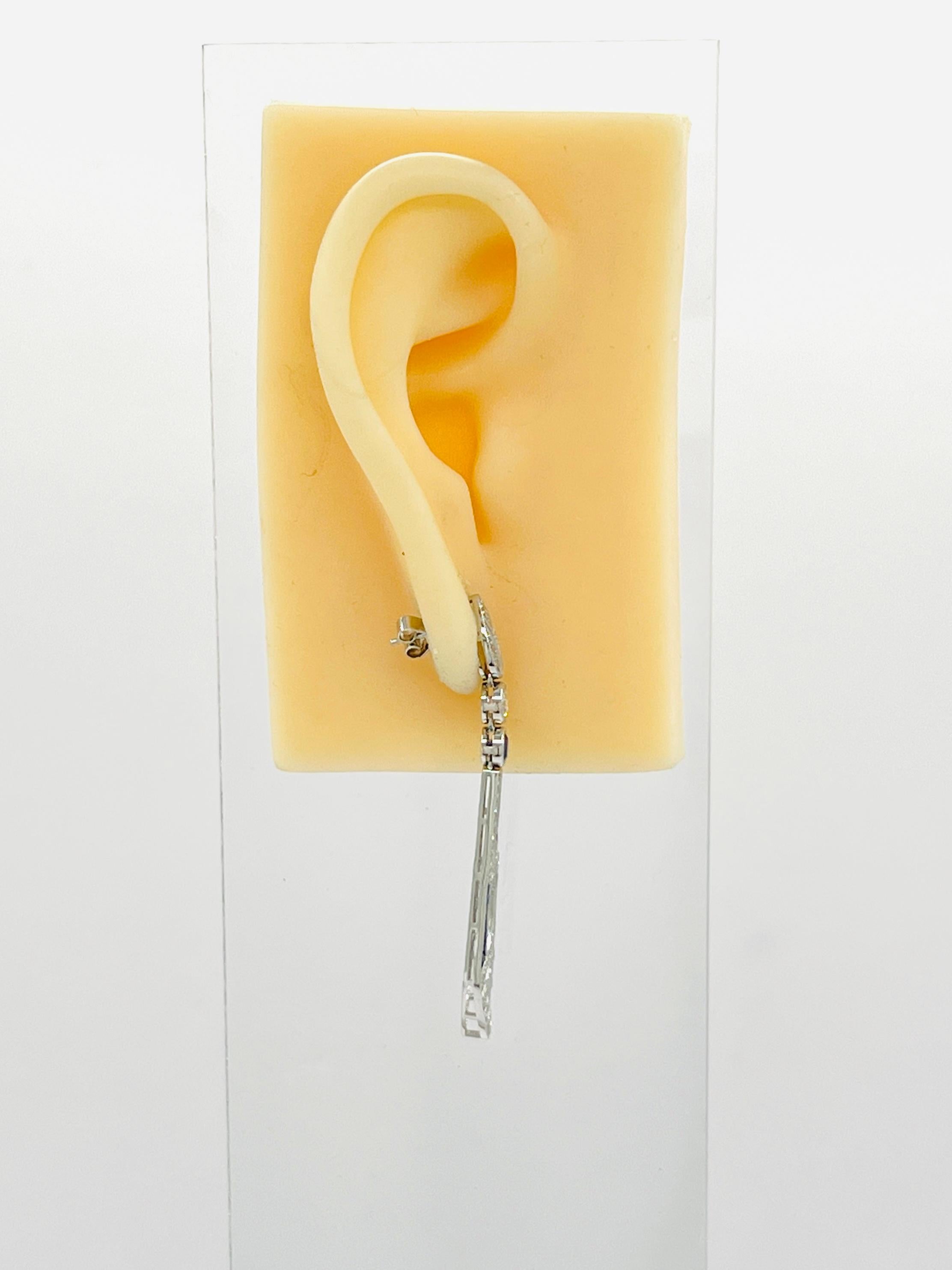 Ohrringe mit blauem Saphir und weißem Diamant aus Platin (Baguetteschliff)