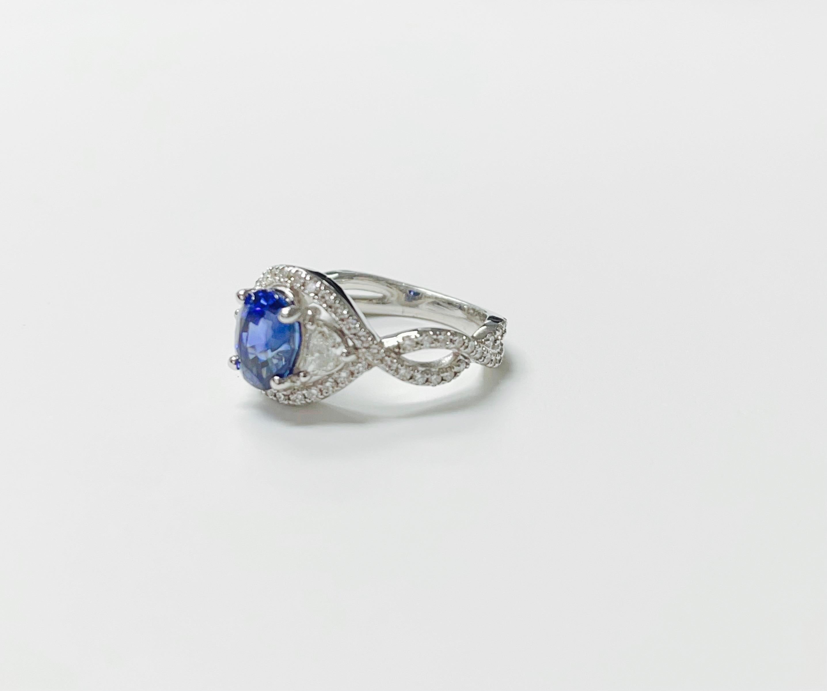 Blue Sapphire and White Diamond Engagement Ring in 18k White Gold In New Condition For Sale In New York, NY