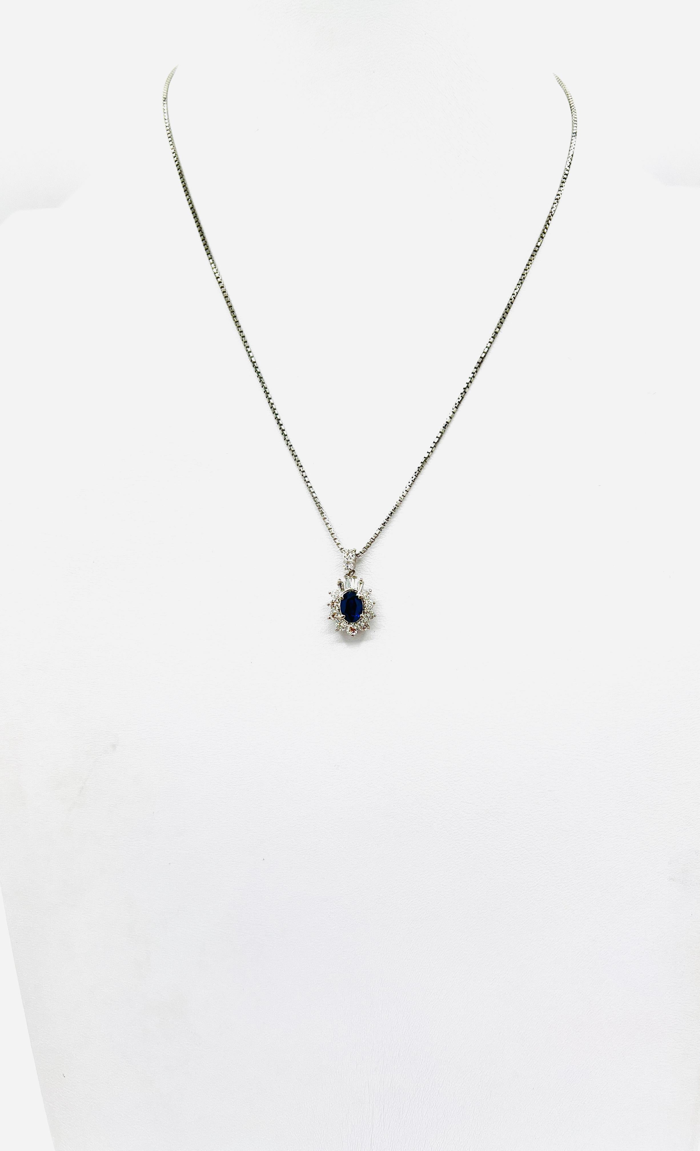 Magnifique saphir bleu ovale de 0,72 ct. avec 0,58 ct. de diamant blanc rond et baguette de bonne qualité.  Fait à la main en platine.  La longueur est de 16
