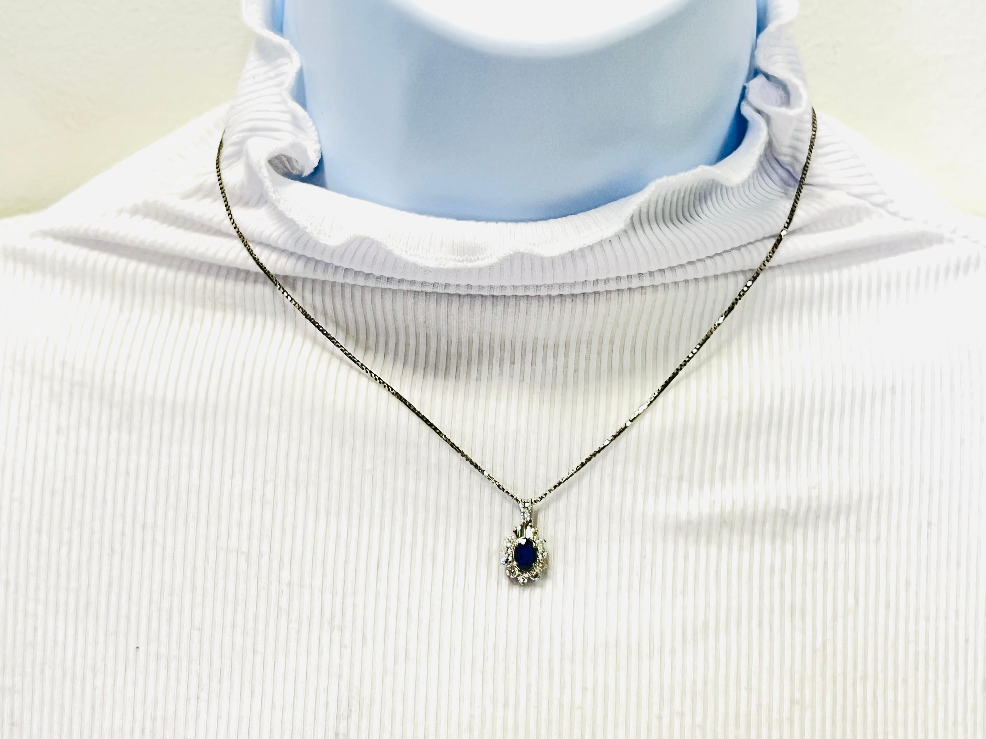 Halskette mit blauem Saphir und weißem Diamantanhänger aus Platin (Ovalschliff) im Angebot