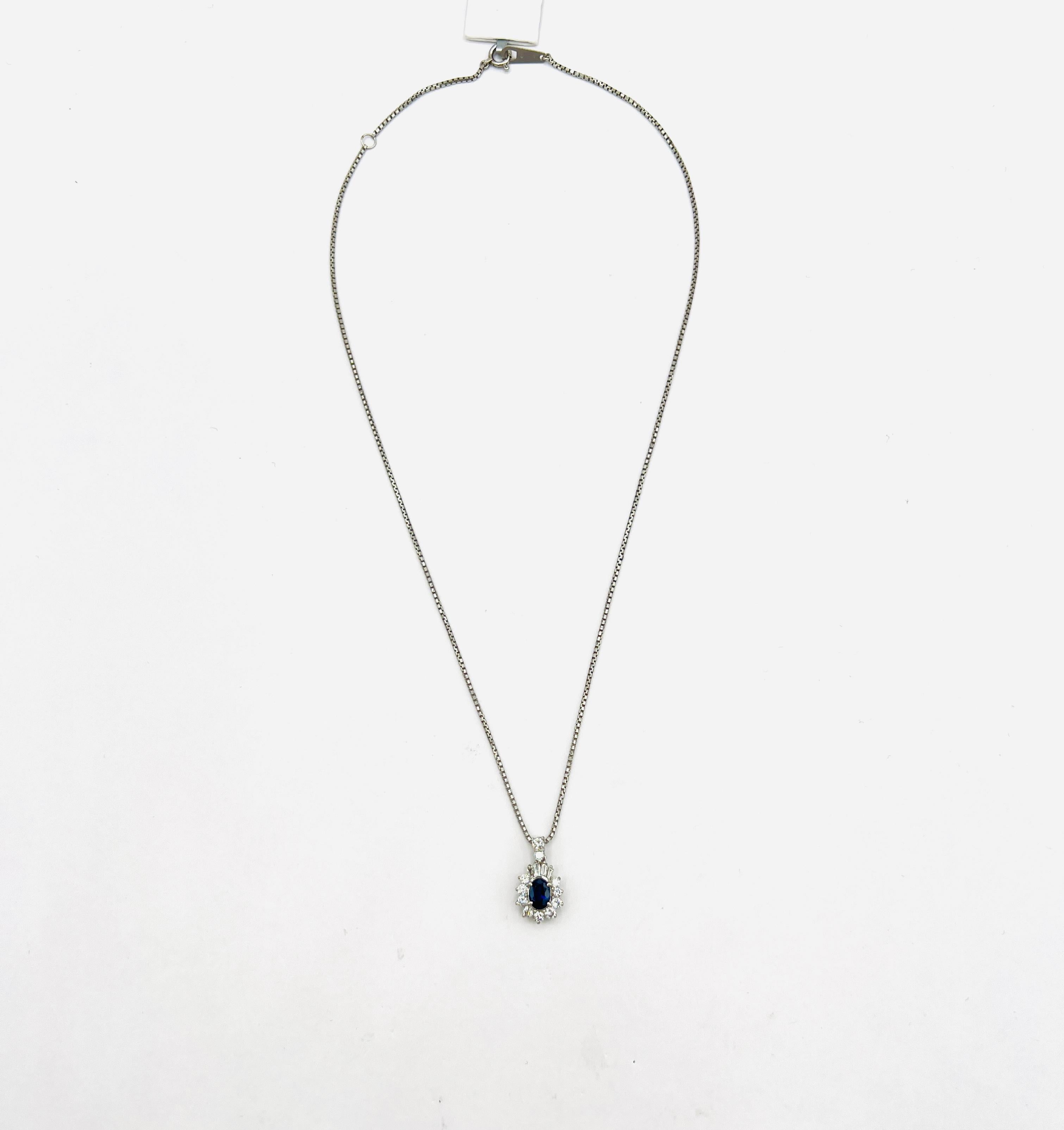 Halskette mit blauem Saphir und weißem Diamantanhänger aus Platin für Damen oder Herren im Angebot