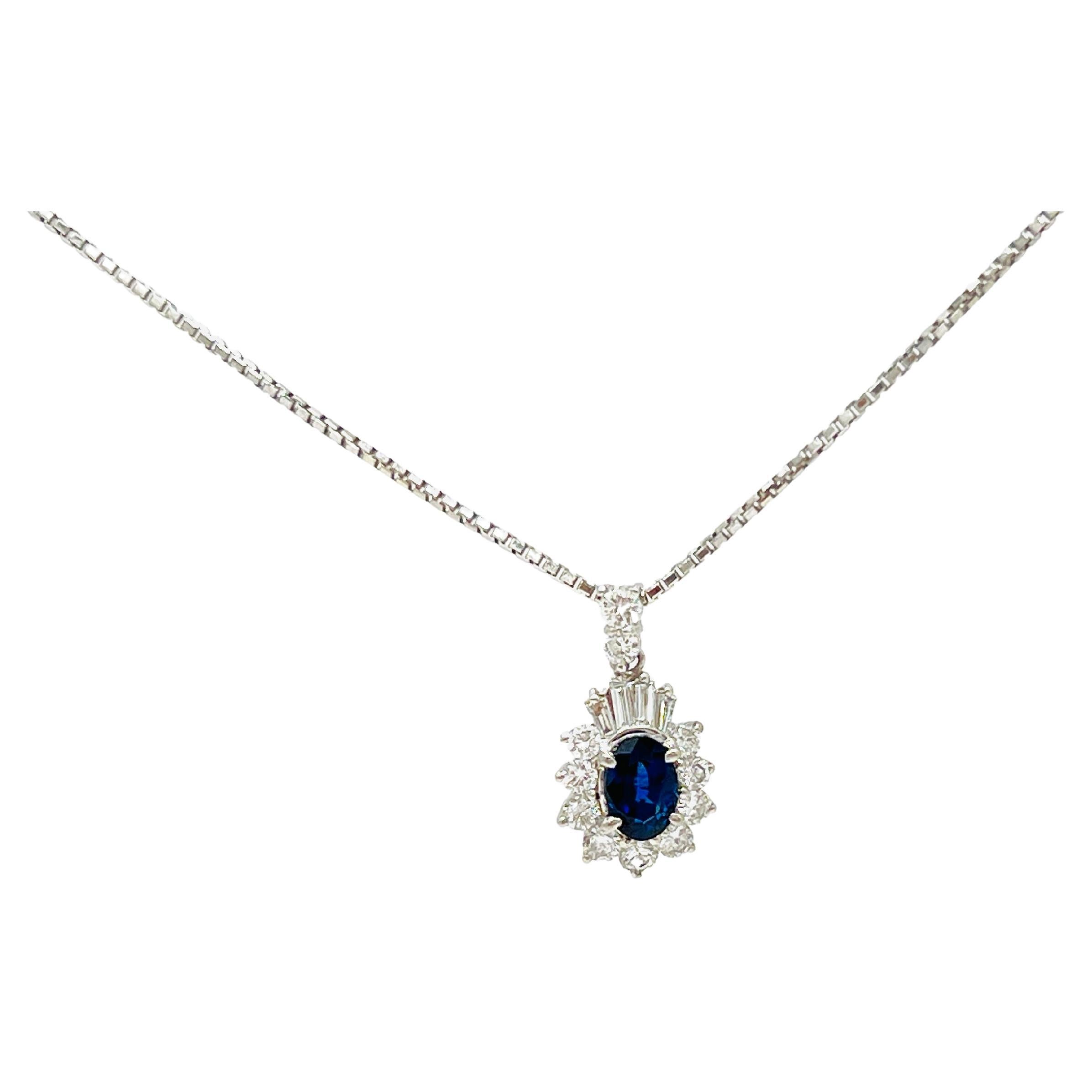 Halskette mit blauem Saphir und weißem Diamantanhänger aus Platin im Angebot