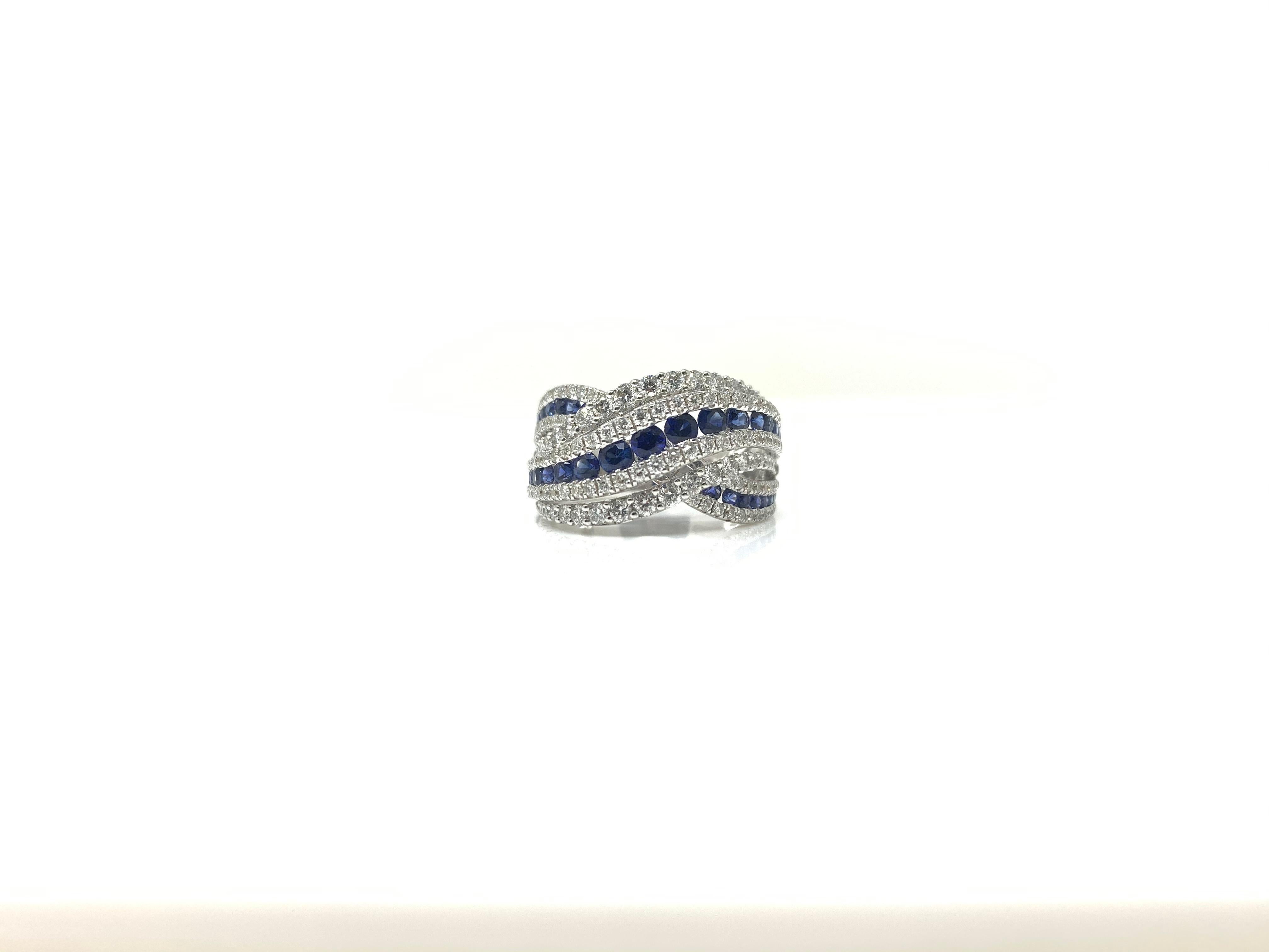 Moguldiam Inc. Ring aus blauem Saphir und weißem Diamant, handgefertigt aus 18 k Weißgold. 
Die Einzelheiten sind wie folgt: 
Blauer Saphir : 0,94 Karat 
Gewicht des Diamanten : 1,14 Karat 
Metall : 18 K Weißgold 
Ringgröße : 6 1/2 

