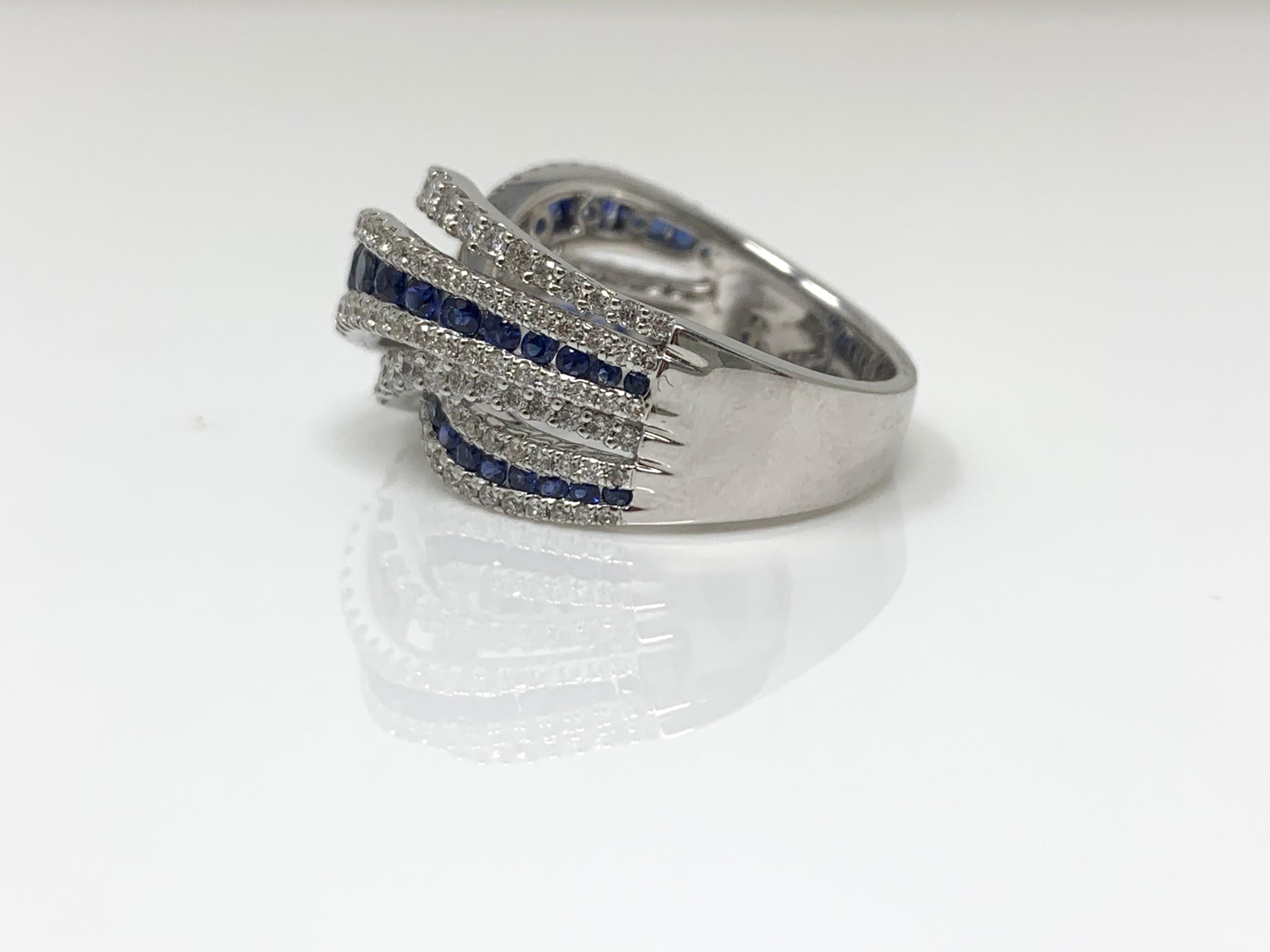 Ring aus 18 Karat Weißgold mit blauem blauen Saphir und weißen Diamanten (Zeitgenössisch) im Angebot