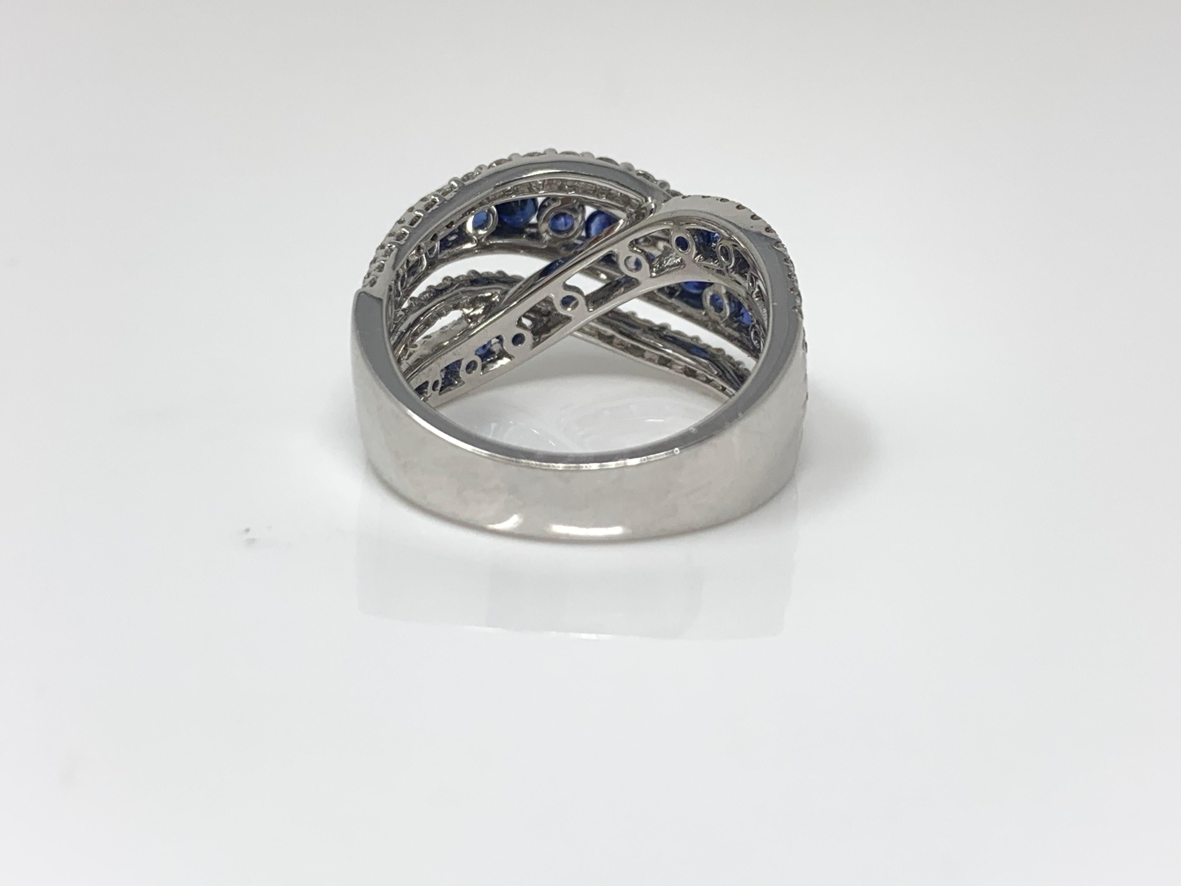 Ring aus 18 Karat Weißgold mit blauem blauen Saphir und weißen Diamanten (Rundschliff) im Angebot