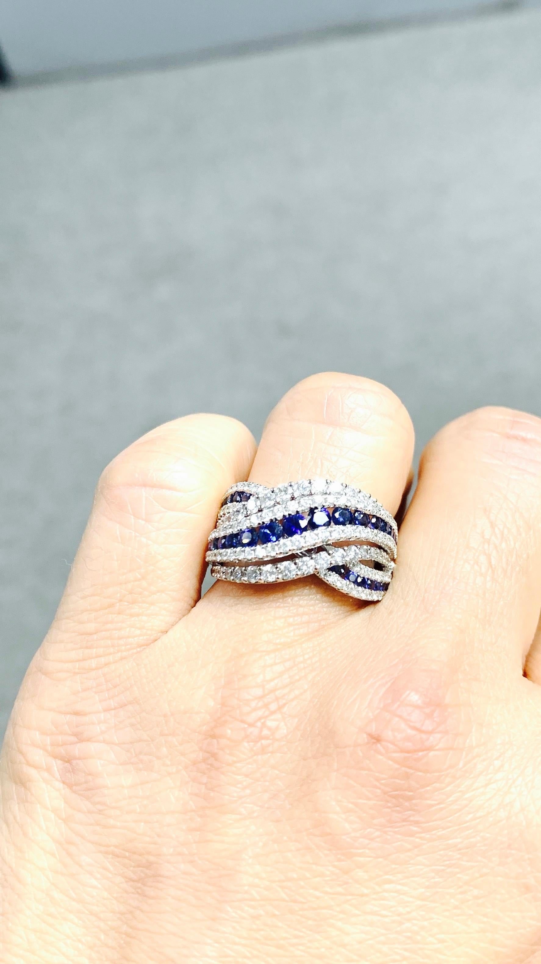Ring aus 18 Karat Weißgold mit blauem blauen Saphir und weißen Diamanten im Zustand „Neu“ im Angebot in New York, NY
