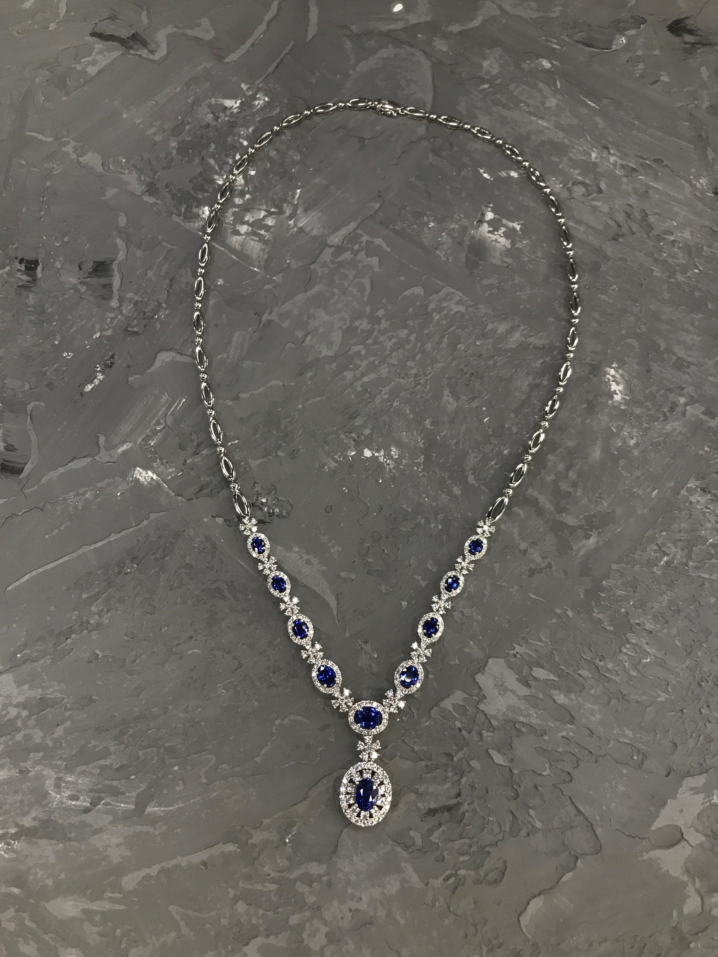 Royal-Anhänger-Halskette mit blauem Saphir und weißem Diamant, '70 % deposit' (Ovalschliff) im Angebot