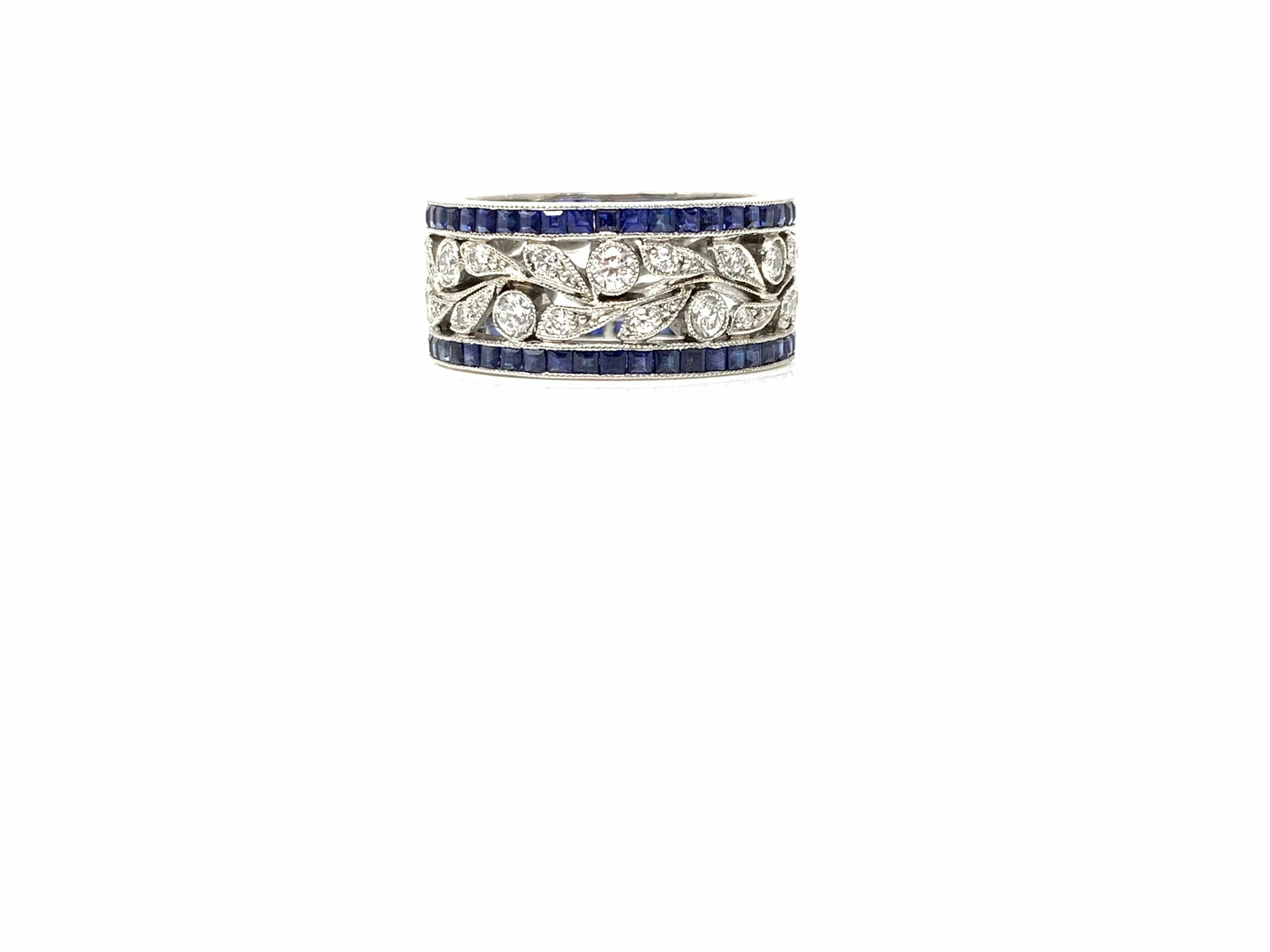 Taille ronde Alliance saphir bleu et diamant blanc en platine en vente