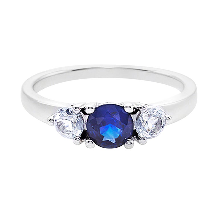 Bague de fiançailles à trois pierres en or blanc 18 carats, saphir bleu et saphir blanc