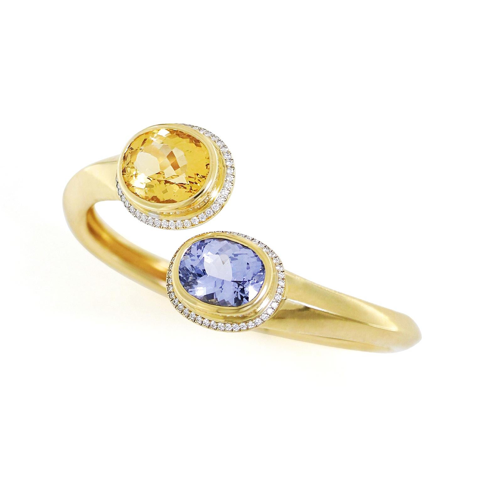 Taglio cuscino Bracciale in oro giallo 18 carati con zaffiri blu e berillo giallo in vendita