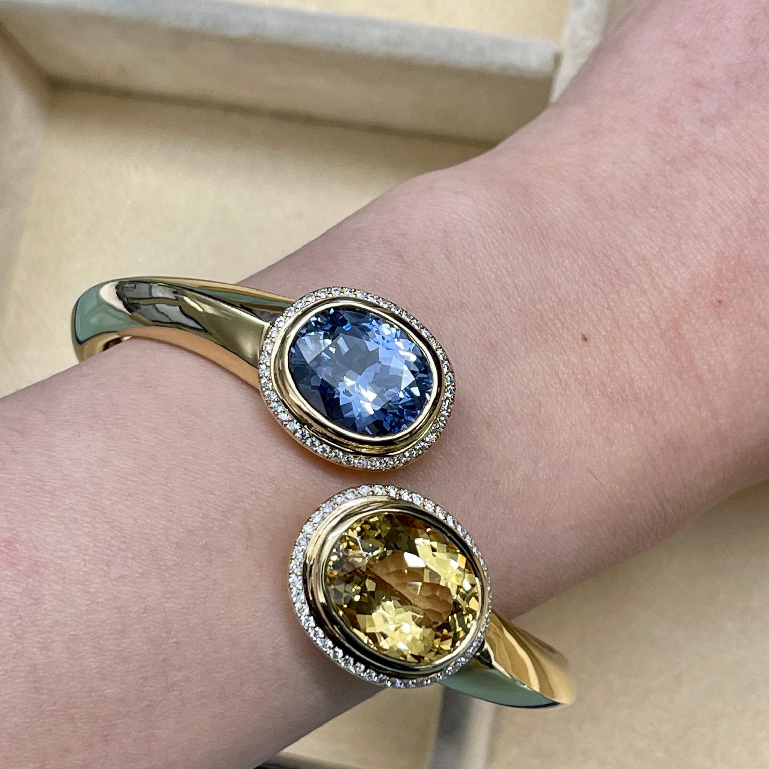 Blue Sapphire and Yellow Beryl 18K Yellow Gold Bangle Bracelet For Sale 1