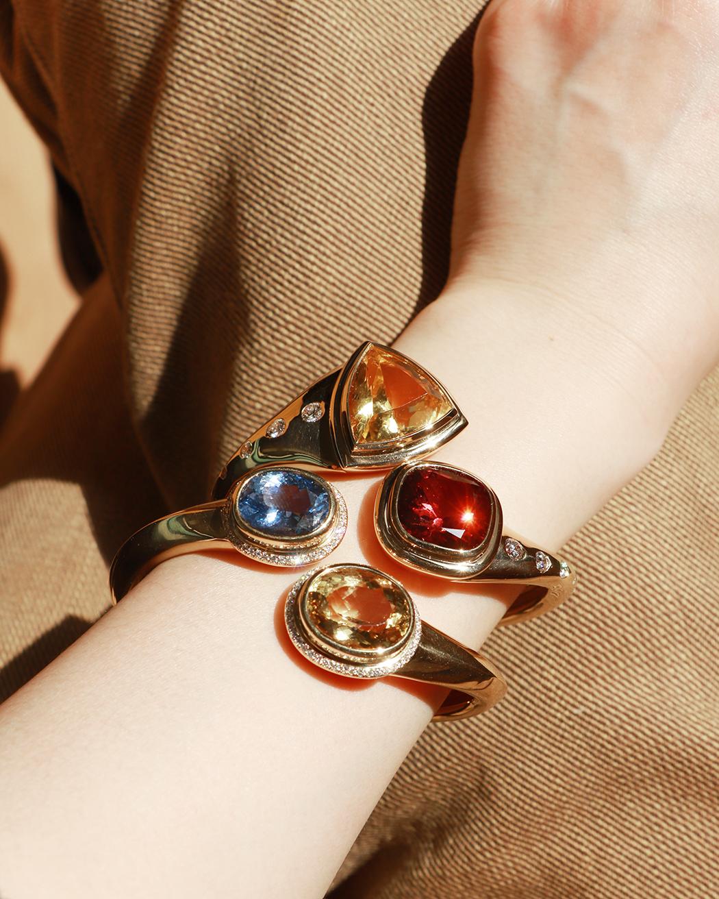 Bracciale in oro giallo 18 carati con zaffiri blu e berillo giallo in vendita 1