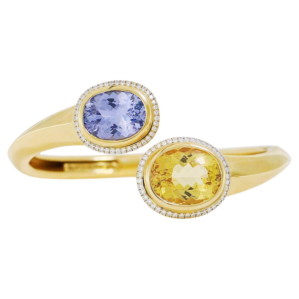 Armreif aus 18 Karat Gelbgold mit blauem Saphir und gelbem Beryll im Angebot