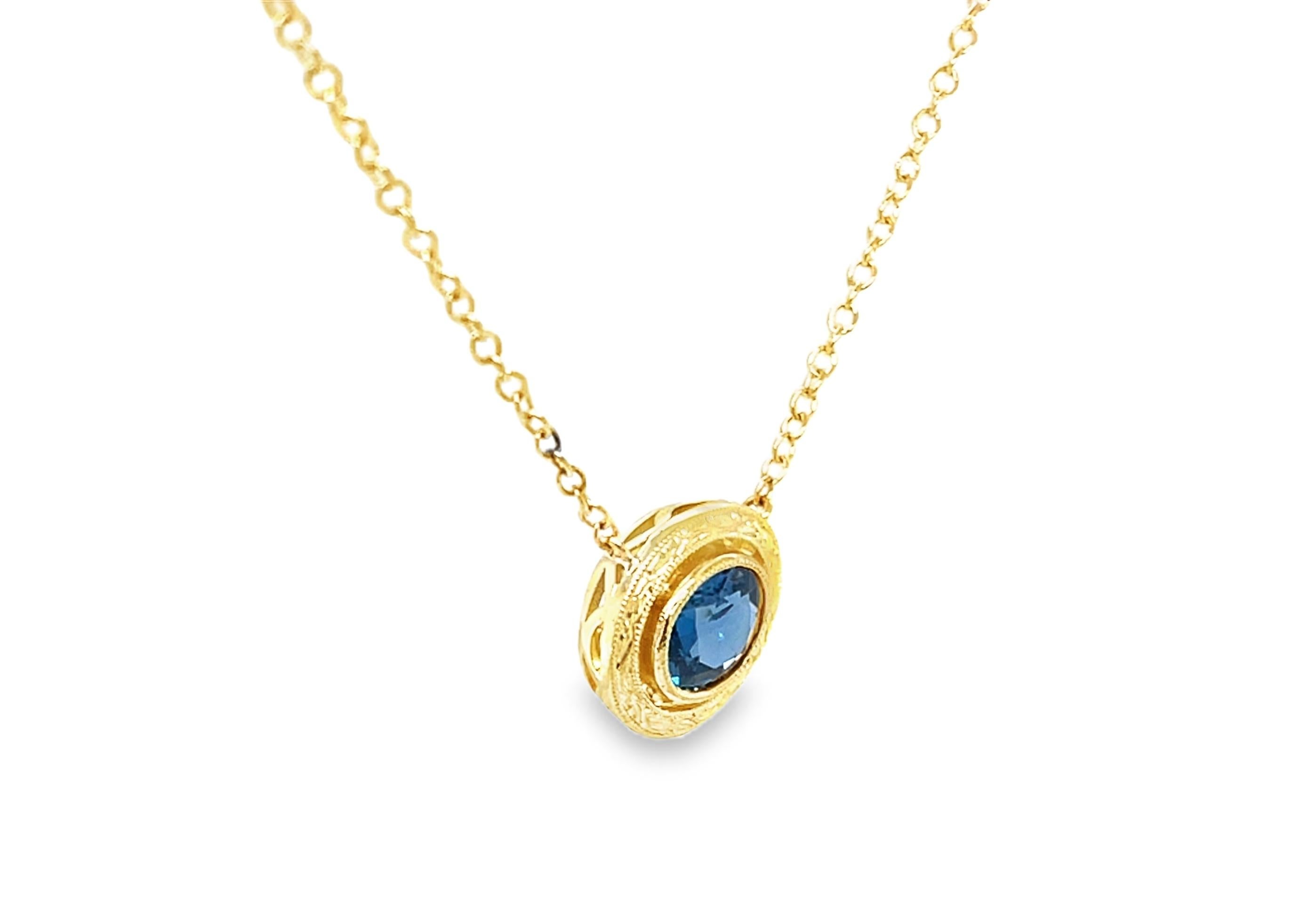 Diese stilvolle Halskette aus 18 Karat Gelbgold ist Teil unserer Day to Night Signature Collection und verfügt über einen wunderschön facettierten, funkelnden blauen Saphir von 1,11 Karat. Dieses von unseren Meister-Juwelieren in Los Angeles