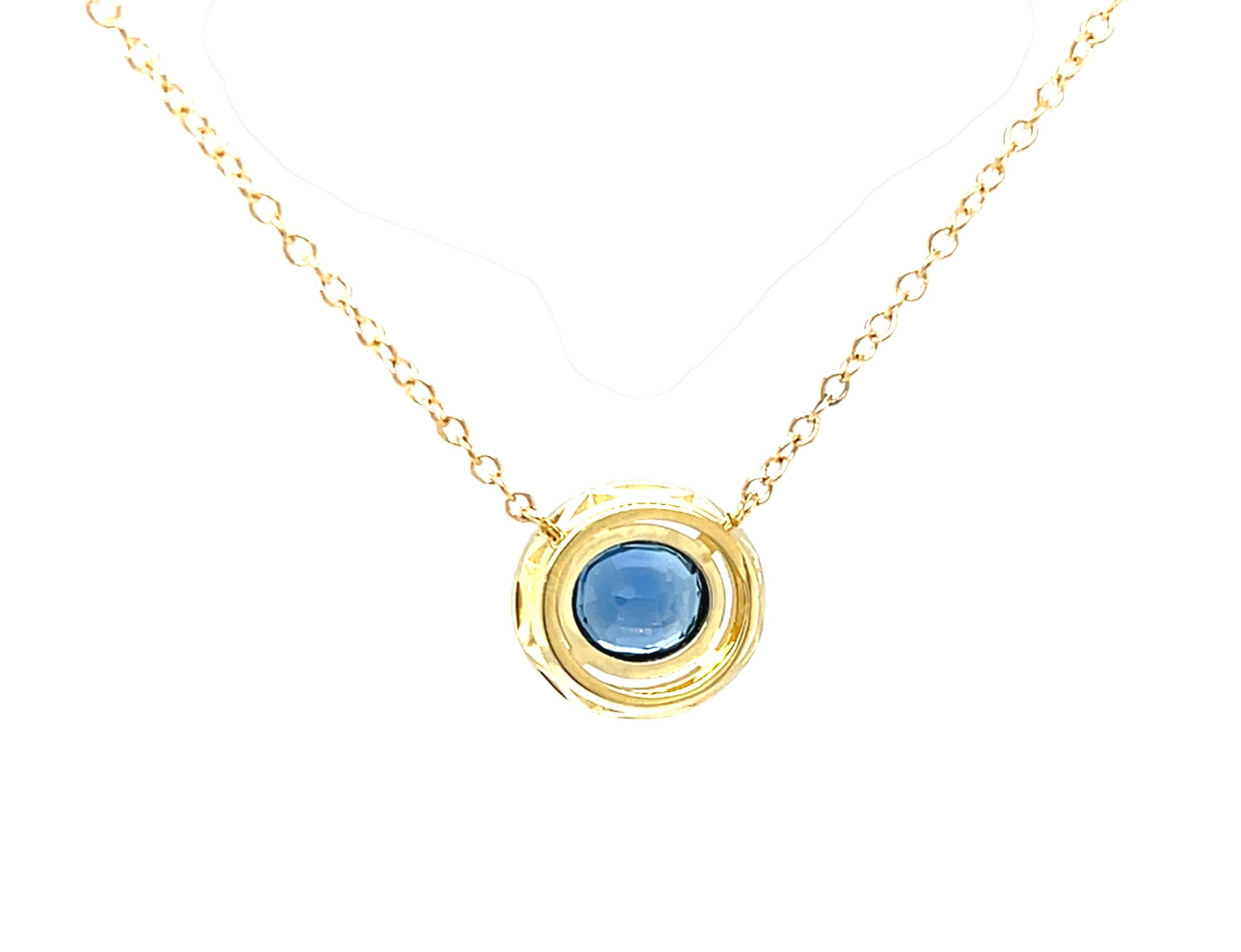 Blauer Saphir  und Gelbgold Lünette gravierte Anhänger Kette Halskette (Kunsthandwerker*in) im Angebot