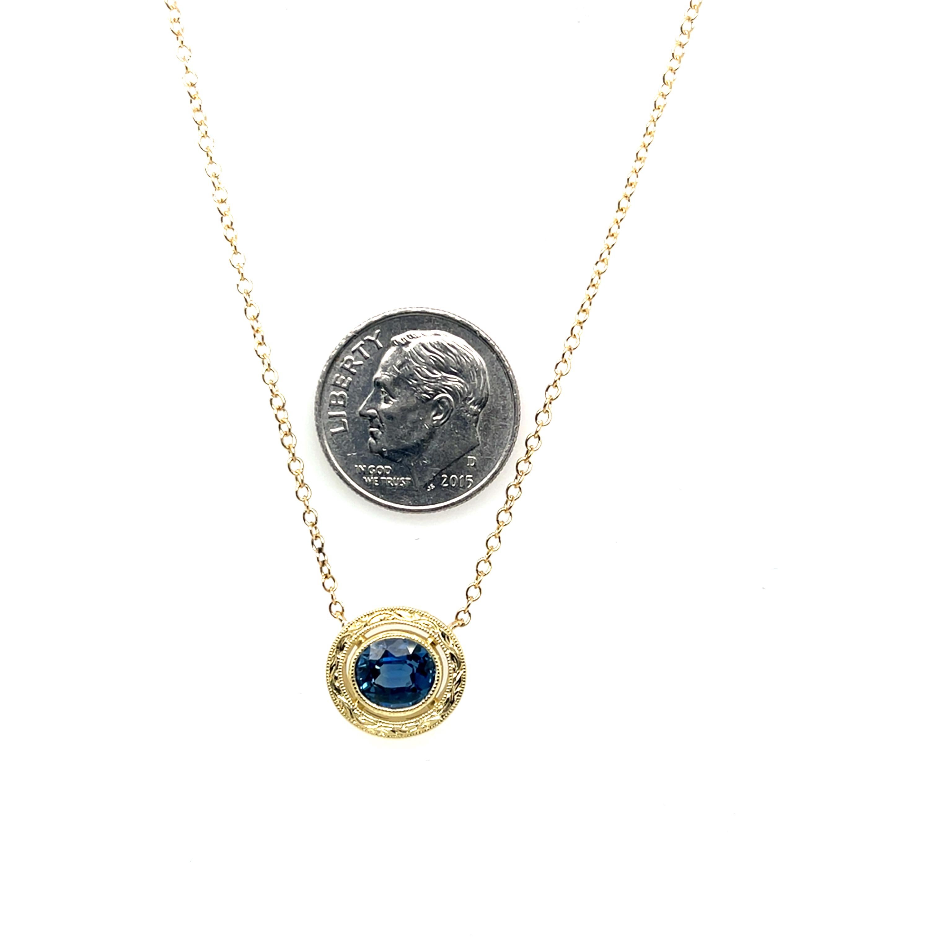 Blauer Saphir  und Gelbgold Lünette gravierte Anhänger Kette Halskette im Zustand „Neu“ im Angebot in Los Angeles, CA