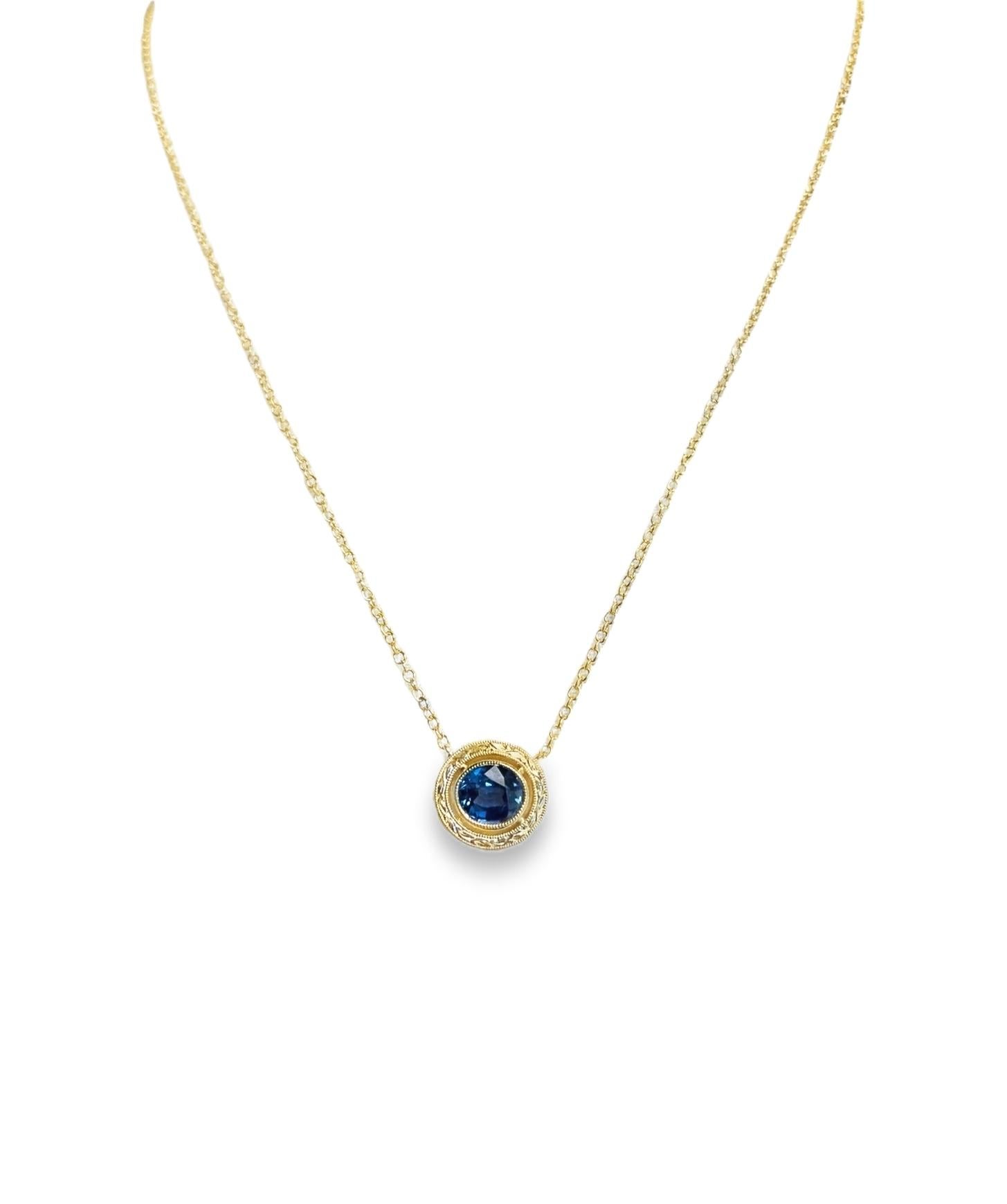 Blauer Saphir  und Gelbgold Lünette gravierte Anhänger Kette Halskette für Damen oder Herren im Angebot