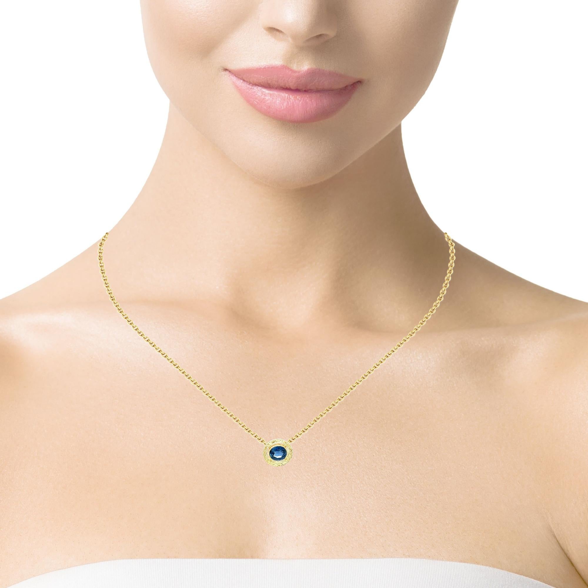 Blauer Saphir  und Gelbgold Lünette gravierte Anhänger Kette Halskette im Angebot 1