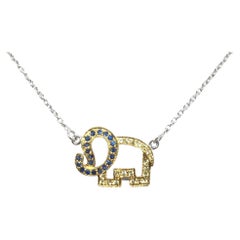 Elefanten-Halskette mit blauem Saphir und gelbem Saphir in Silberfassung
