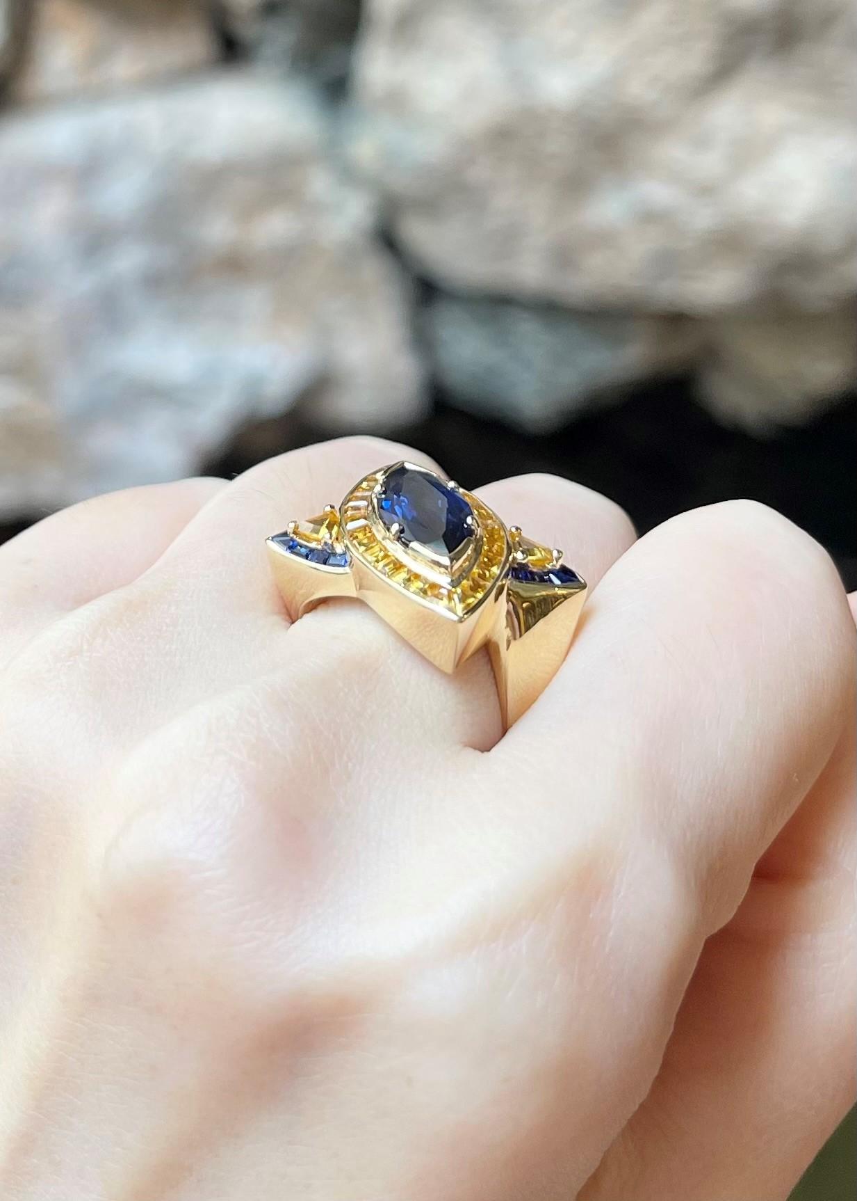 Blauer Saphir 3,01 Karat, gelber Saphir 1,83 Karat und blauer Saphir 0,54 Karat Ring in 18K Goldfassung

Breite:  2.4 cm 
Länge: 2.5 cm
Ringgröße: 54
Gesamtgewicht: 14,87 Gramm

