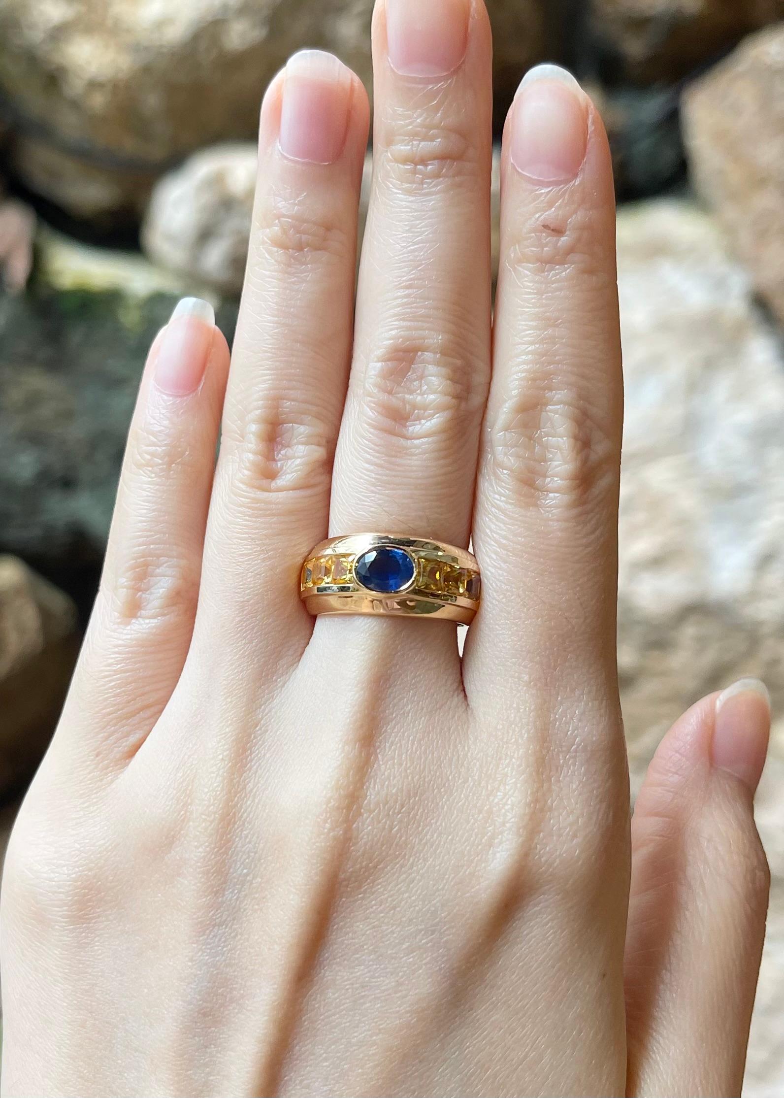 Bague saphir bleu 0,89 carat et saphir jaune 1,91 carat en or 18 carats

Largeur :  2.2 cm 
Longueur : 1.0 cm
Taille de l'anneau : 55
Poids total : 7.24 grammes

