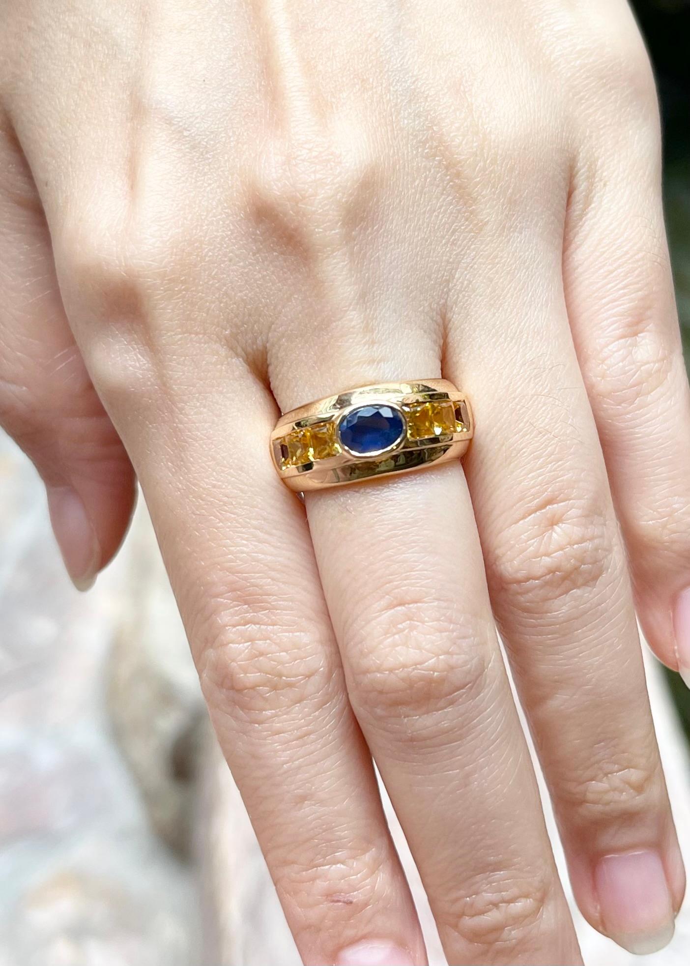 Taille mixte Bague en or 18 carats sertie de saphirs bleus et saphirs jaunes en vente