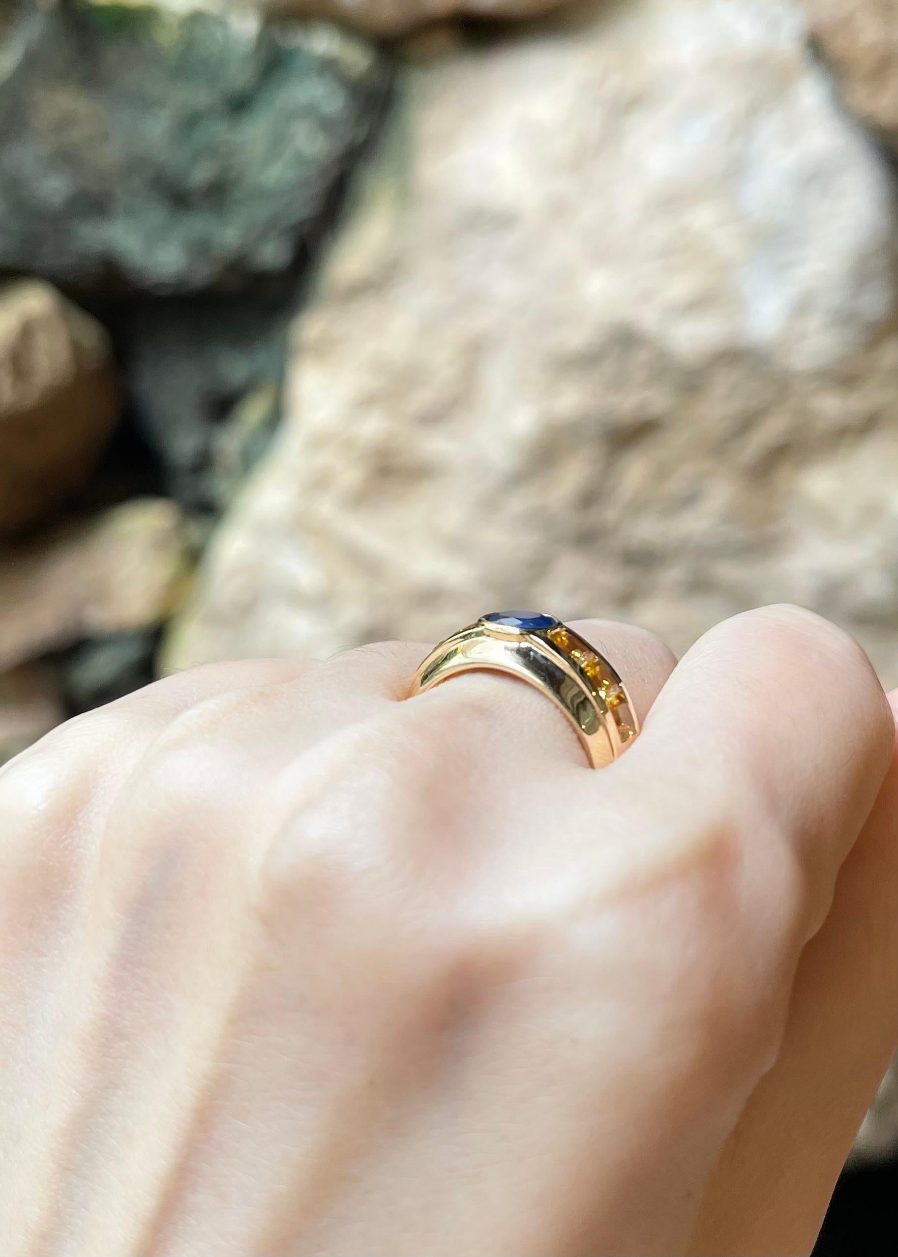 Bague en or 18 carats sertie de saphirs bleus et saphirs jaunes Unisexe en vente