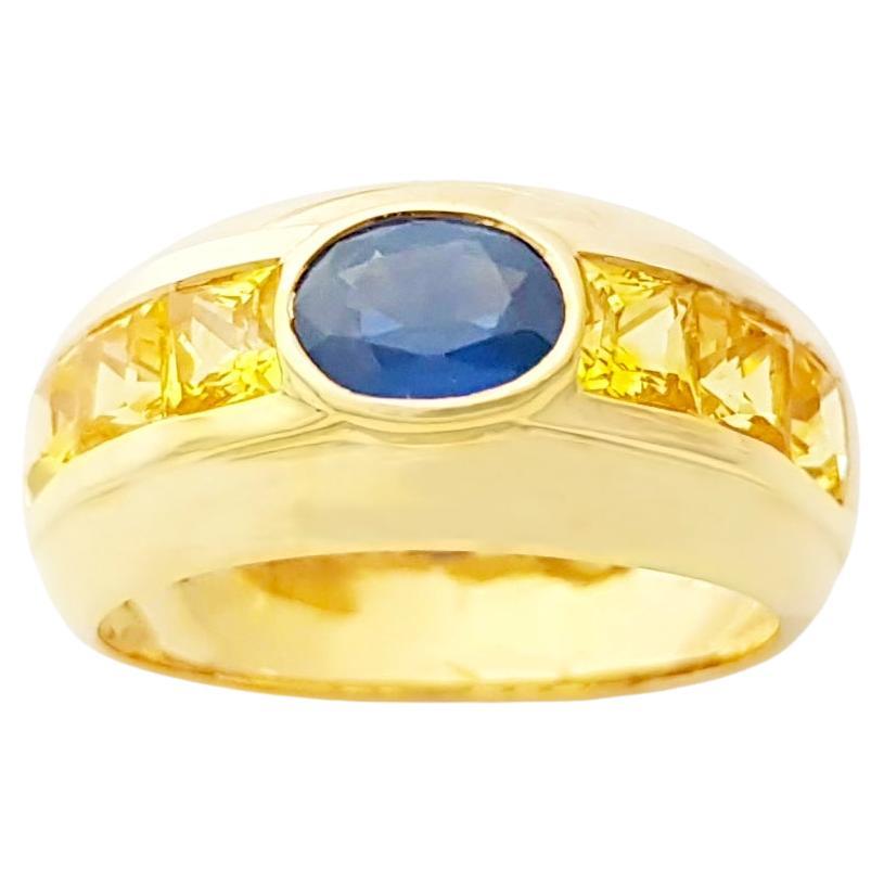 Bague en or 18 carats sertie de saphirs bleus et saphirs jaunes en vente