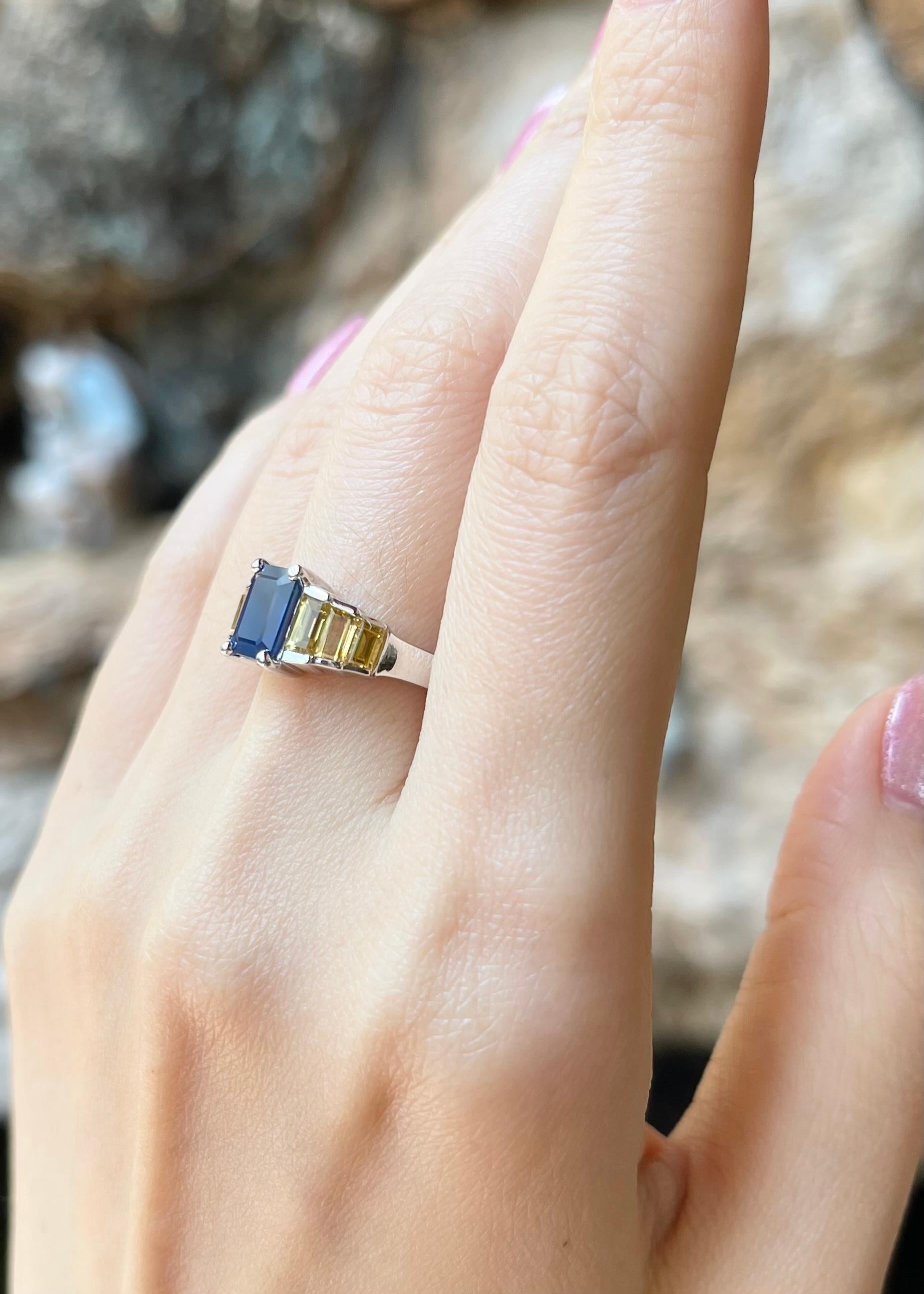 Blue Sapphire and Yellow Sapphire Ring set in 18K White Gold Settings In New Condition For Sale In Bangkok, TH