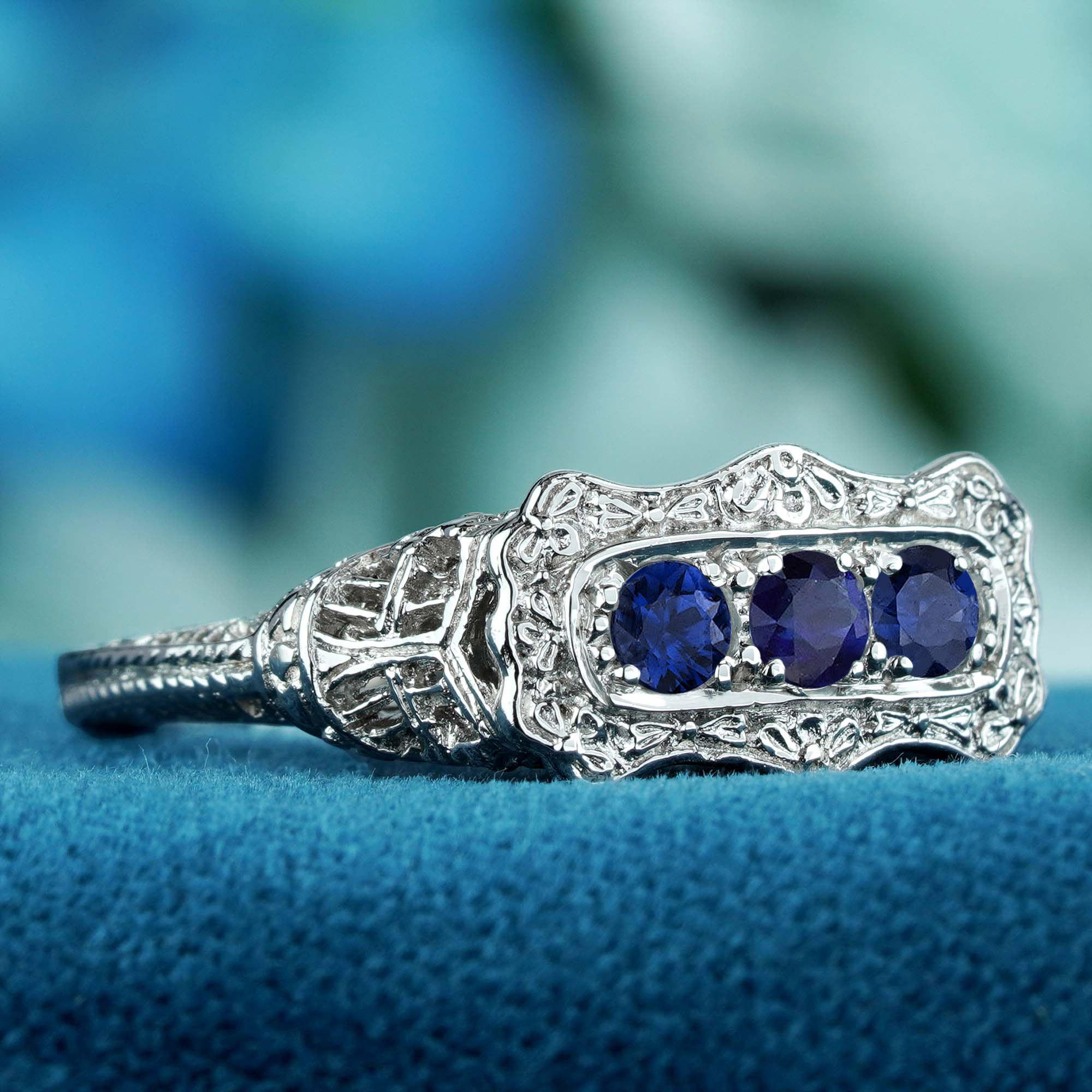 Édouardien Trois pierres de style Art déco  Bague en or blanc 9 carats en vente