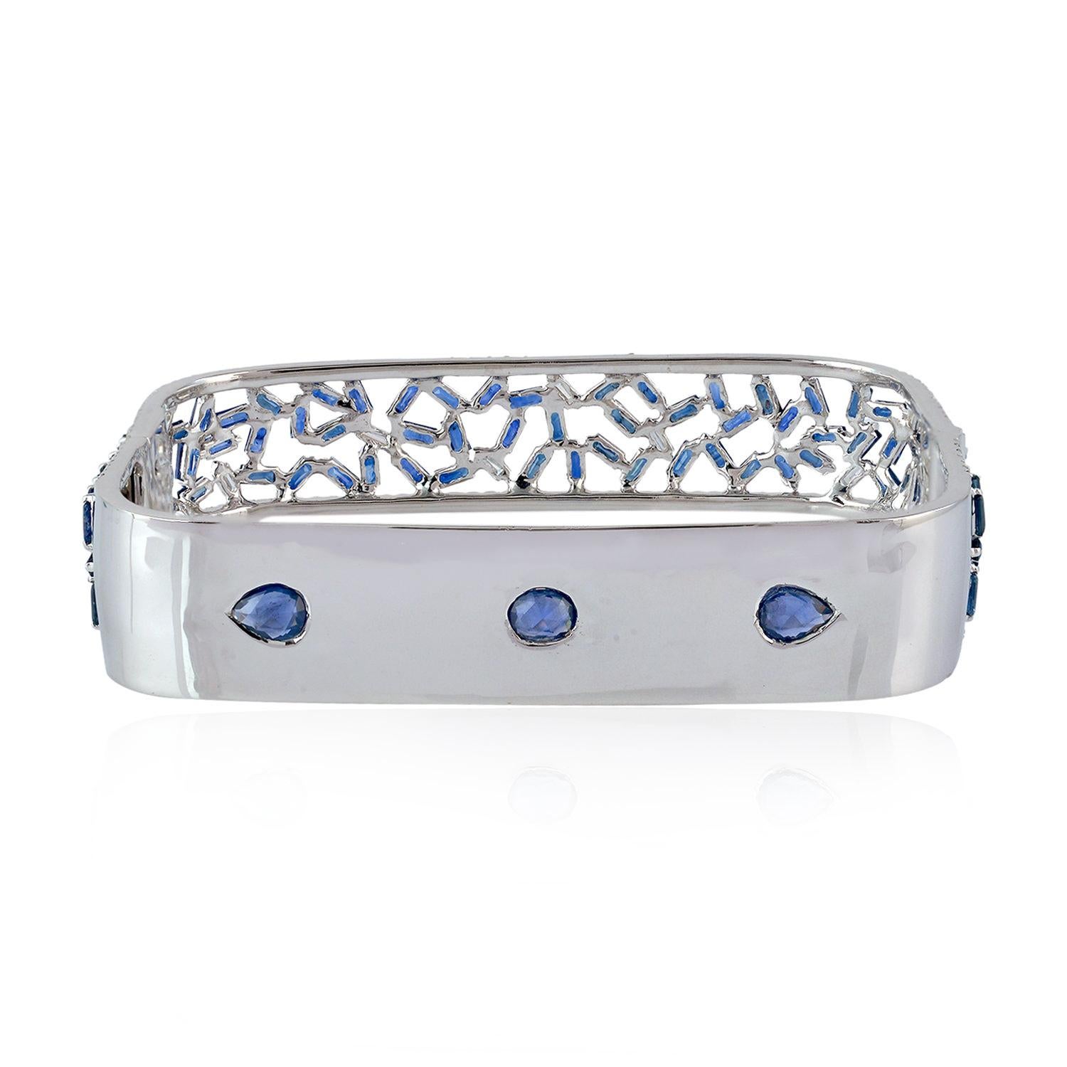 Blue Sapphire Baguette Cuff with Pave Diamonds Set Made in 18k Gold In New Condition For Sale In New York, NY