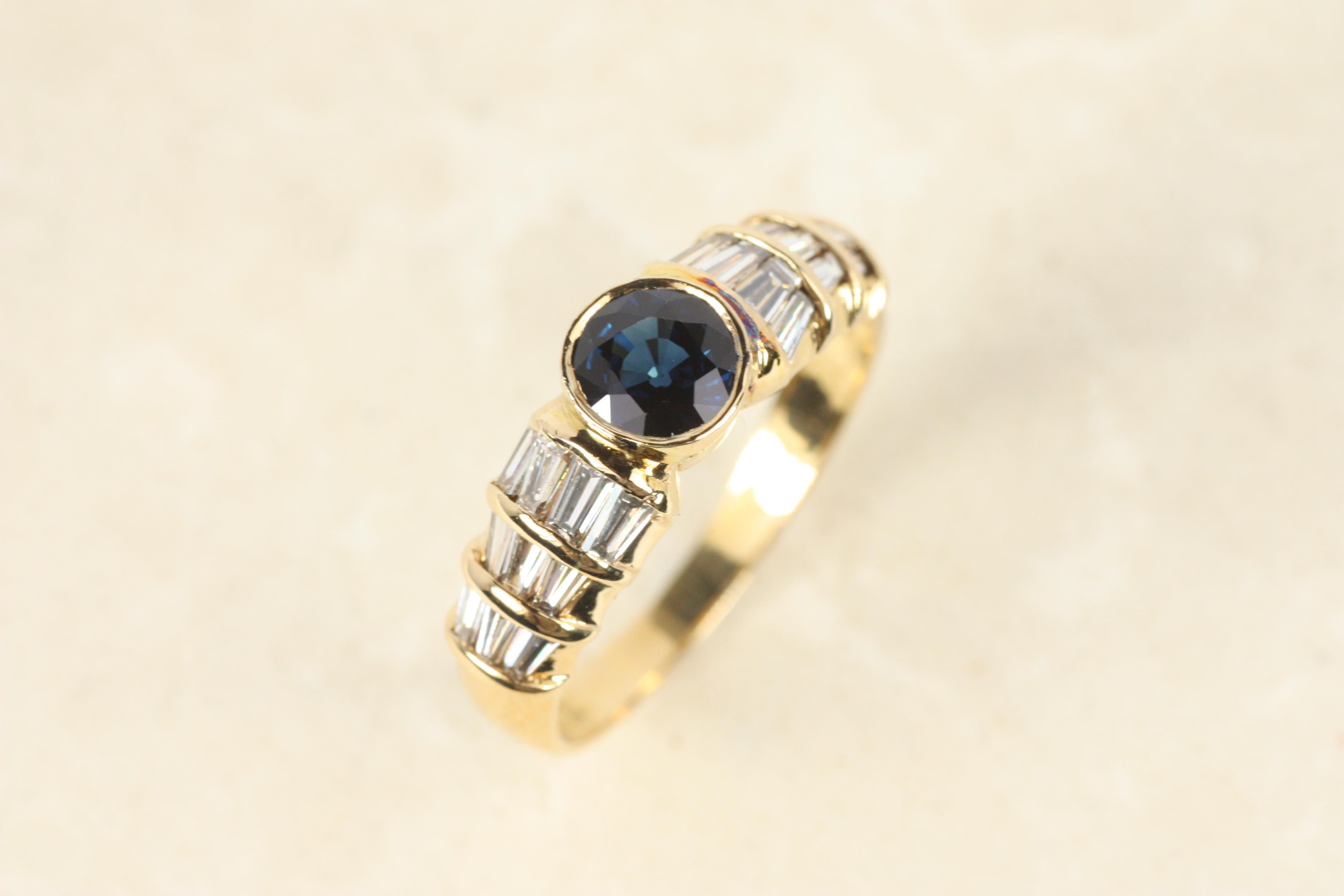 Taglio rotondo Anello di fidanzamento con zaffiro blu e diamante Baguette in oro giallo 18 carati in vendita