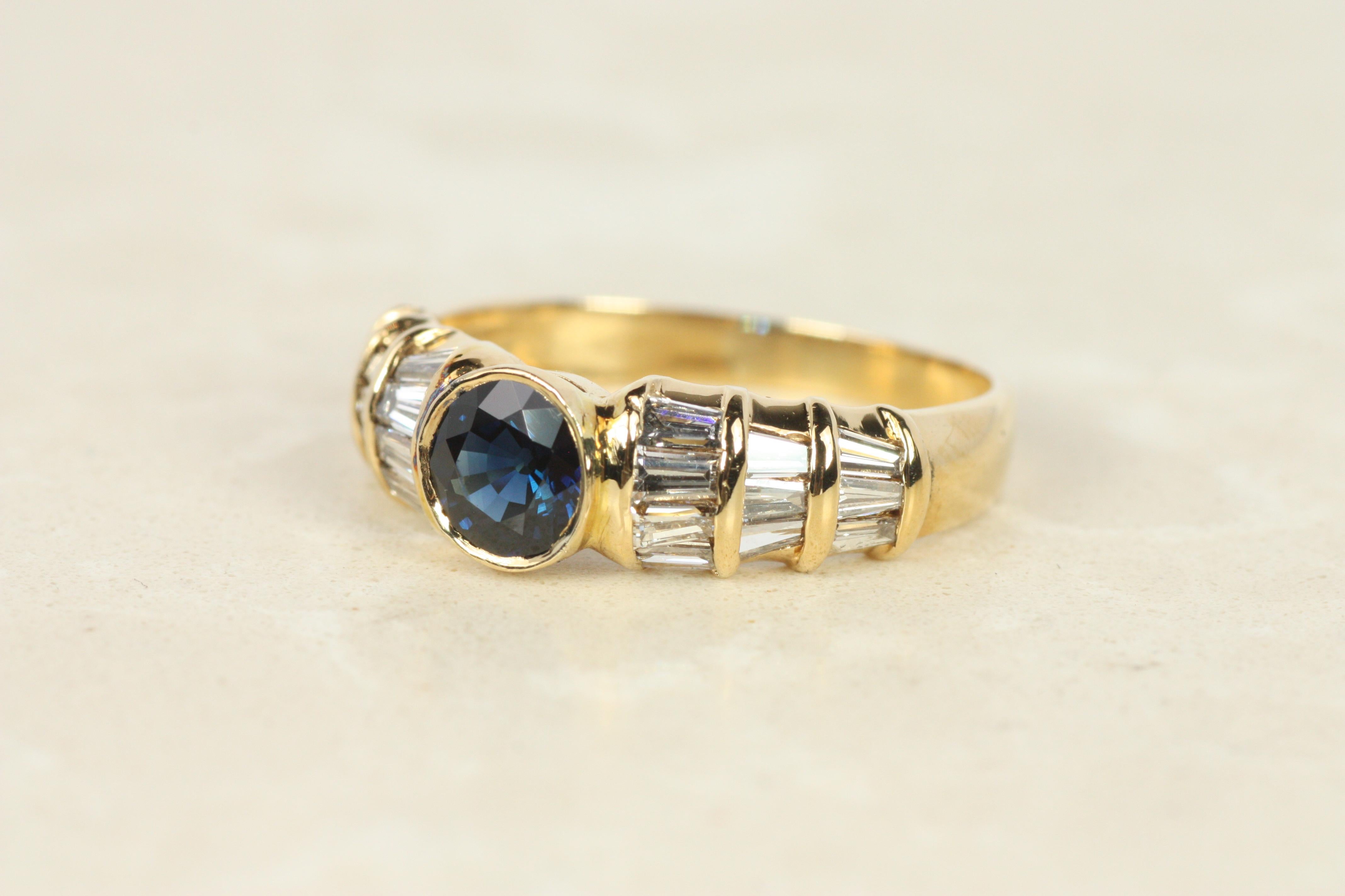 Anello di fidanzamento con zaffiro blu e diamante Baguette in oro giallo 18 carati In condizioni buone in vendita a Santa Monica, CA