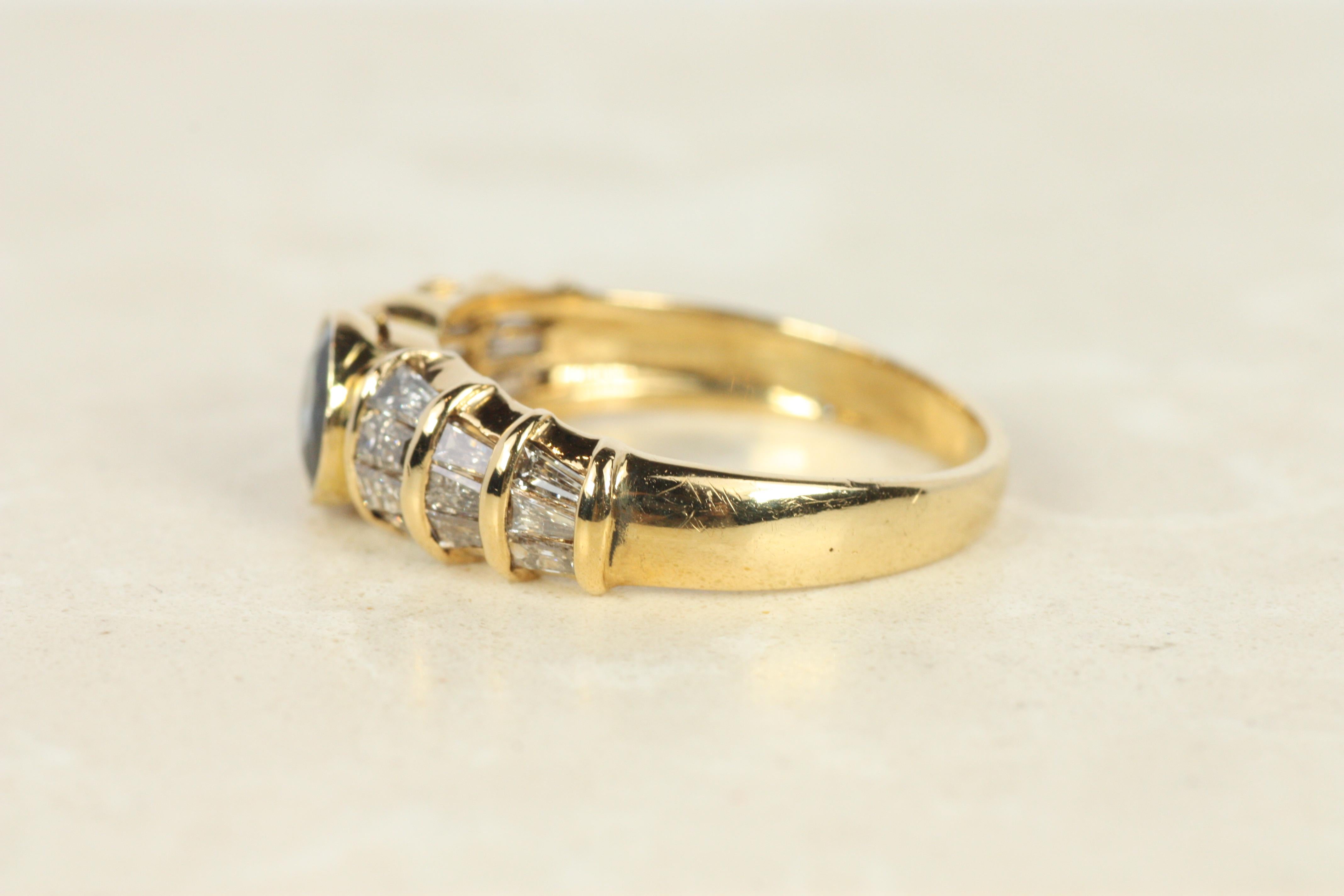Donna Anello di fidanzamento con zaffiro blu e diamante Baguette in oro giallo 18 carati in vendita