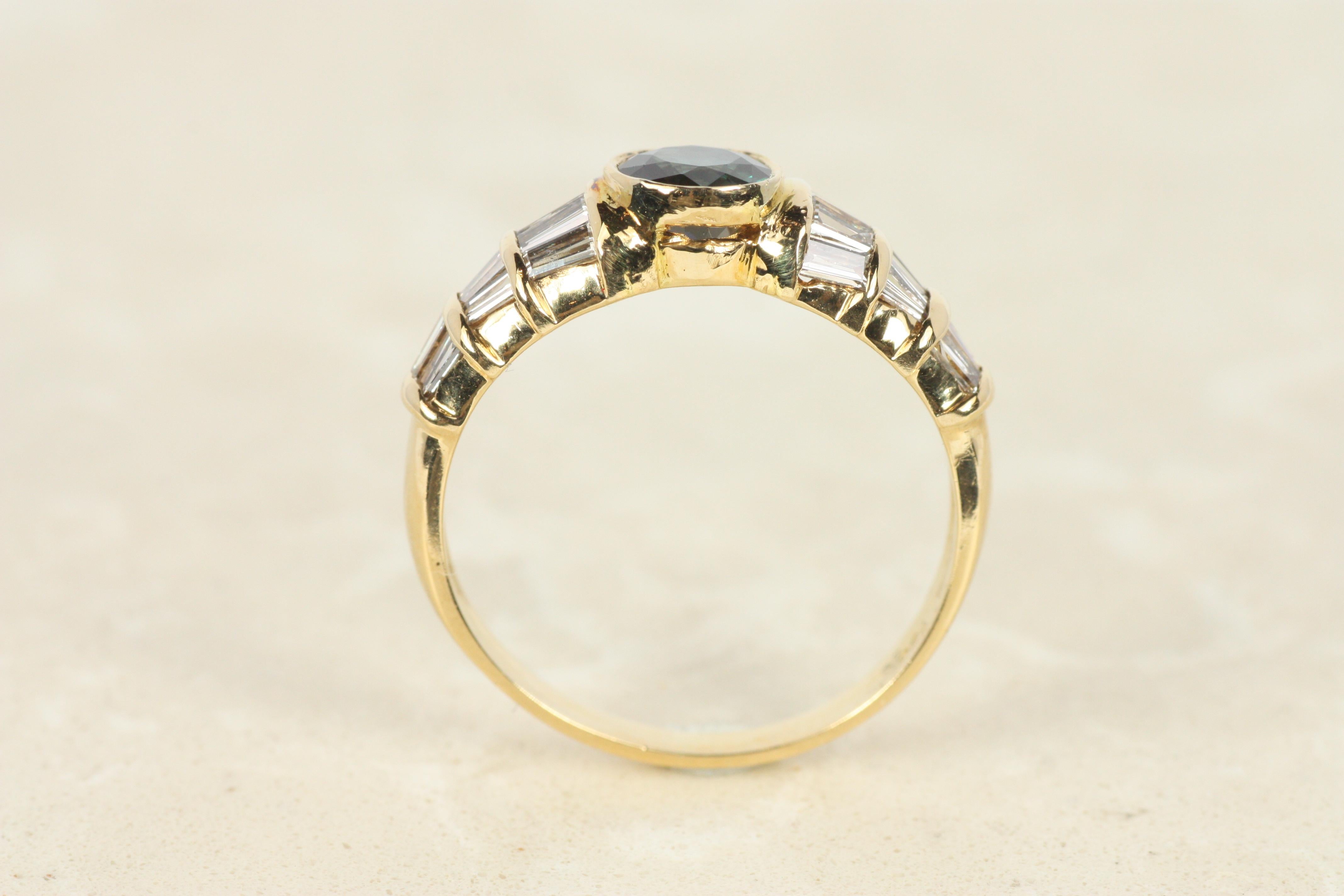 Anello di fidanzamento con zaffiro blu e diamante Baguette in oro giallo 18 carati in vendita 1