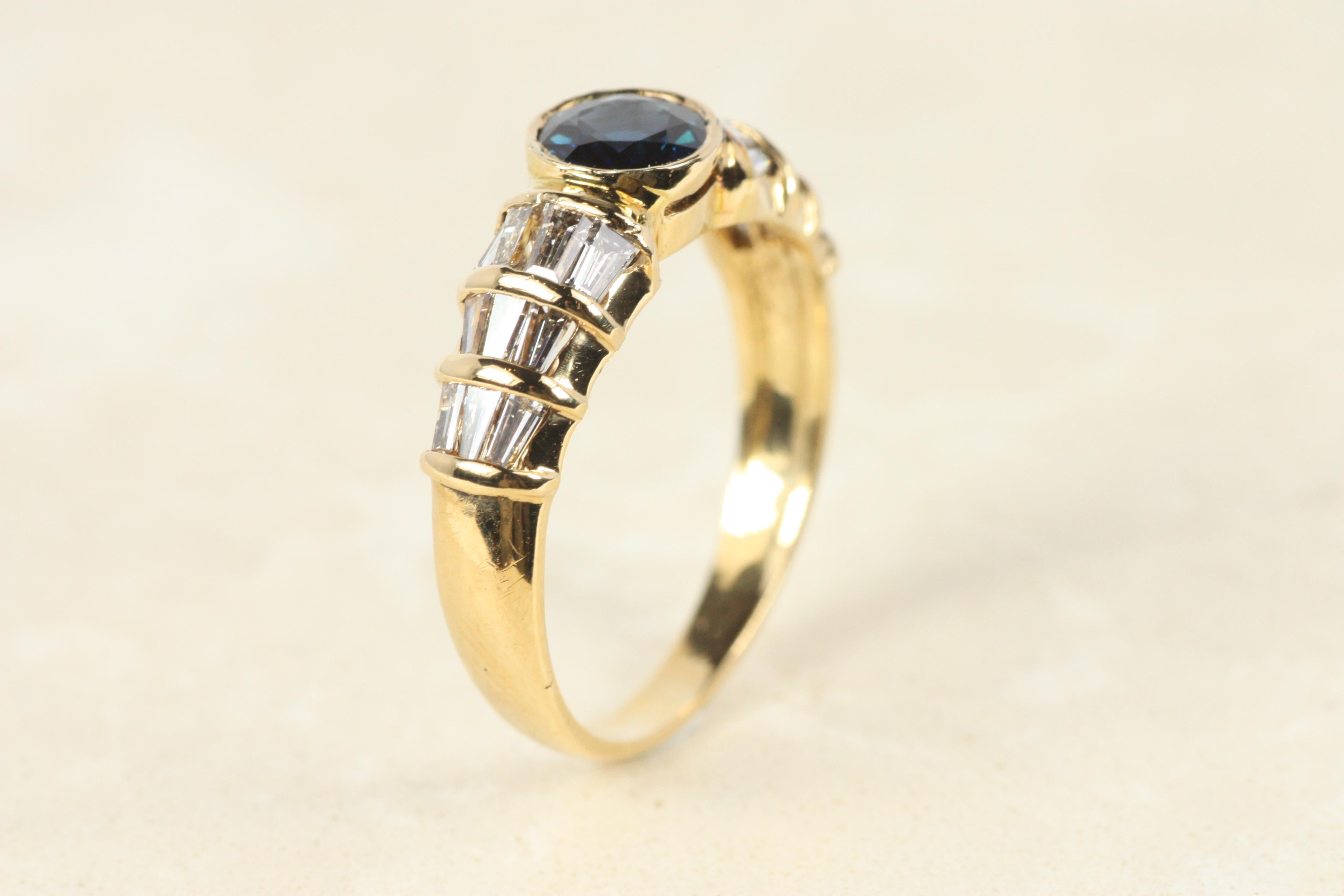 Anello di fidanzamento con zaffiro blu e diamante Baguette in oro giallo 18 carati in vendita 2