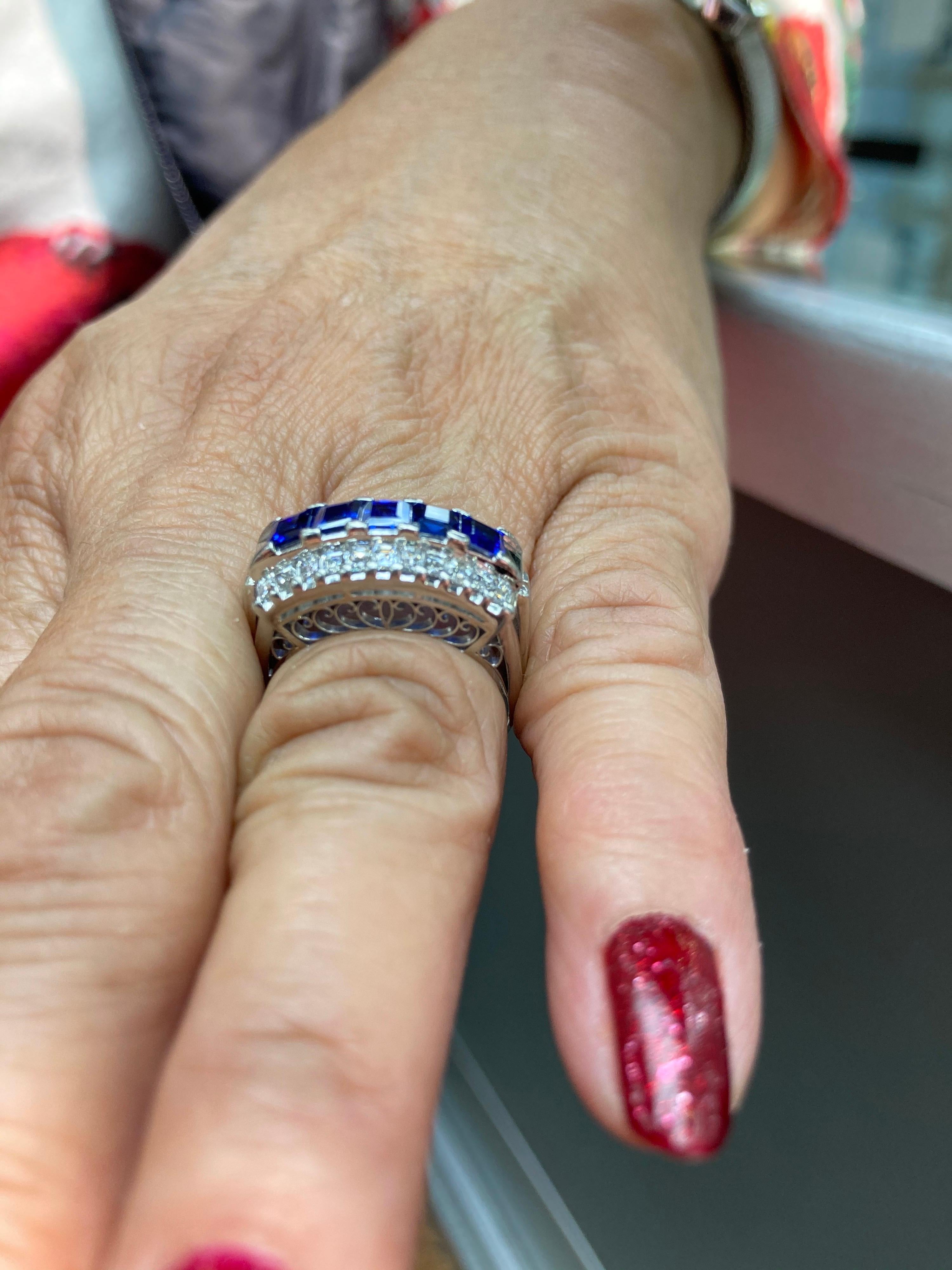 Bague en platine avec saphirs bleus et diamants baguettes en vente 4