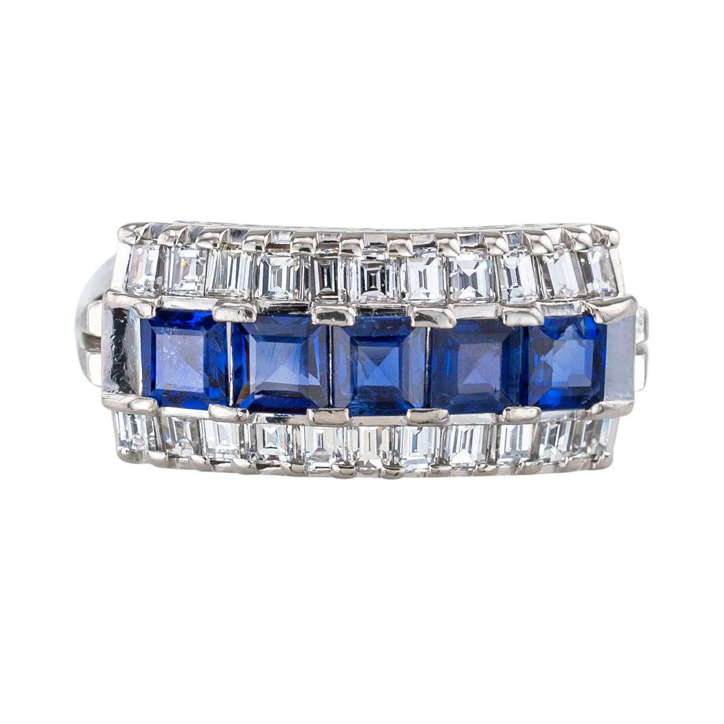 Contemporain Bague en platine avec saphirs bleus et diamants baguettes en vente