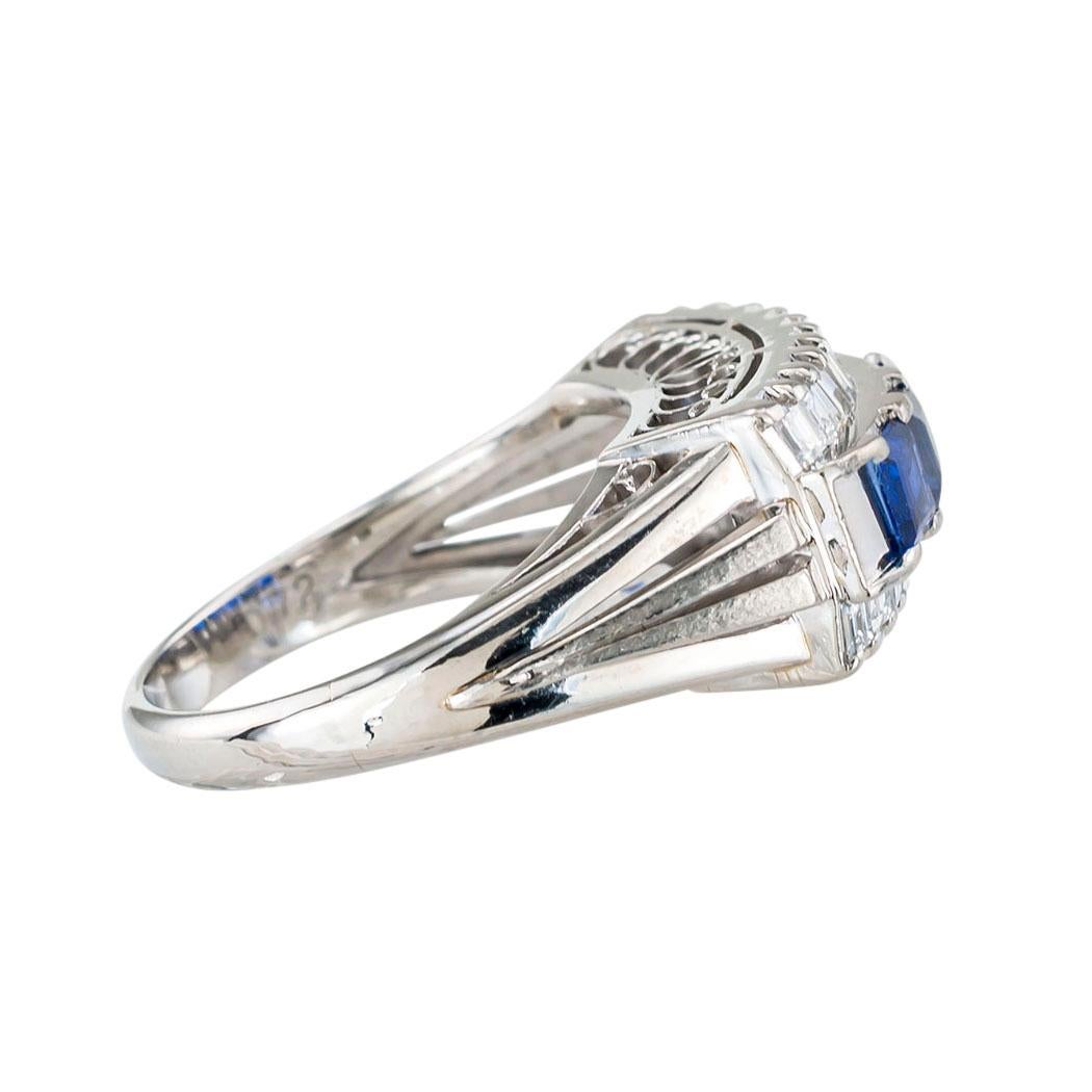 Taille baguette Bague en platine avec saphirs bleus et diamants baguettes en vente