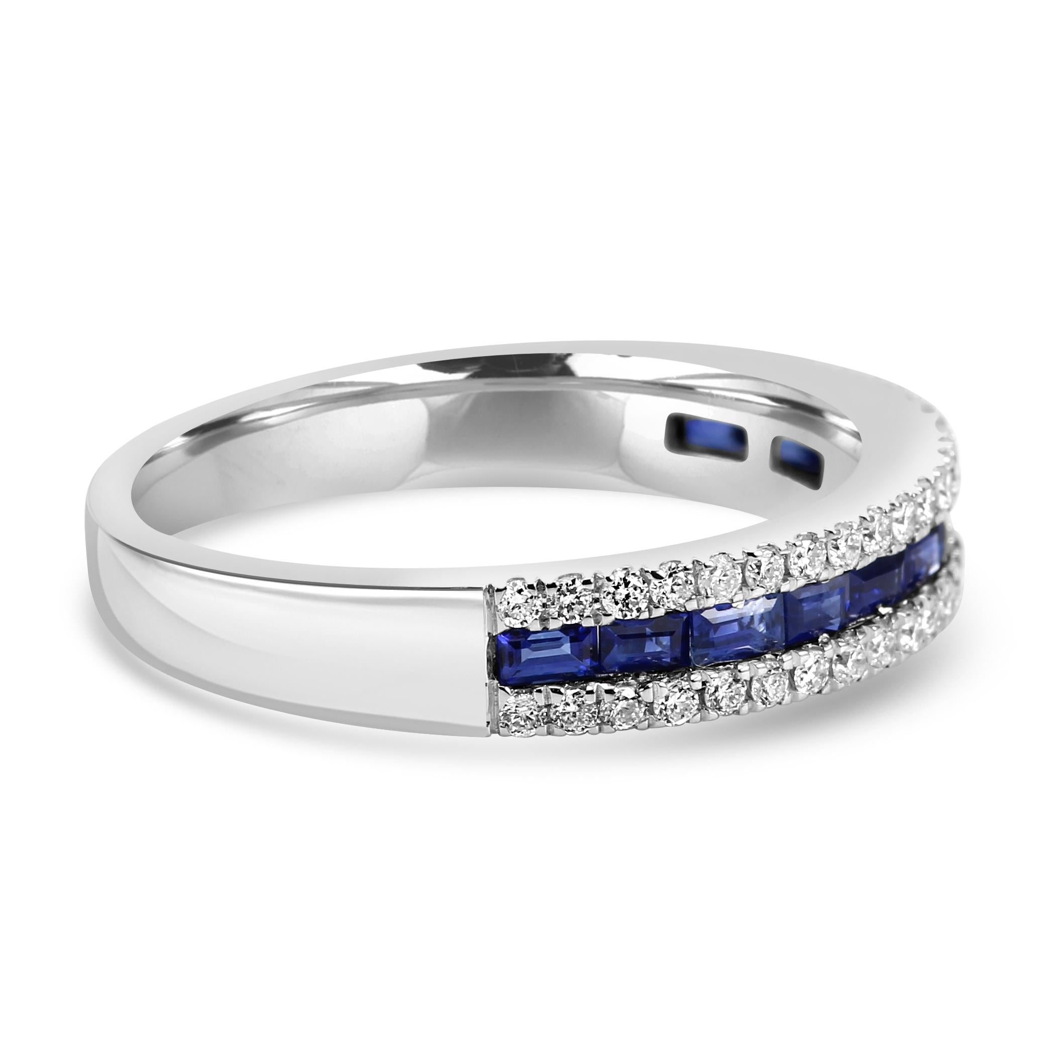 Scopri il mix perfetto di eleganza e bellezza con il nostro splendido anello a fascia a tre file. 

Il centrotavola presenta 10 zaffiri blu tagliati a baguette per un totale di 0,38 carati, che irradiano una ricca tonalità di blu profondo che