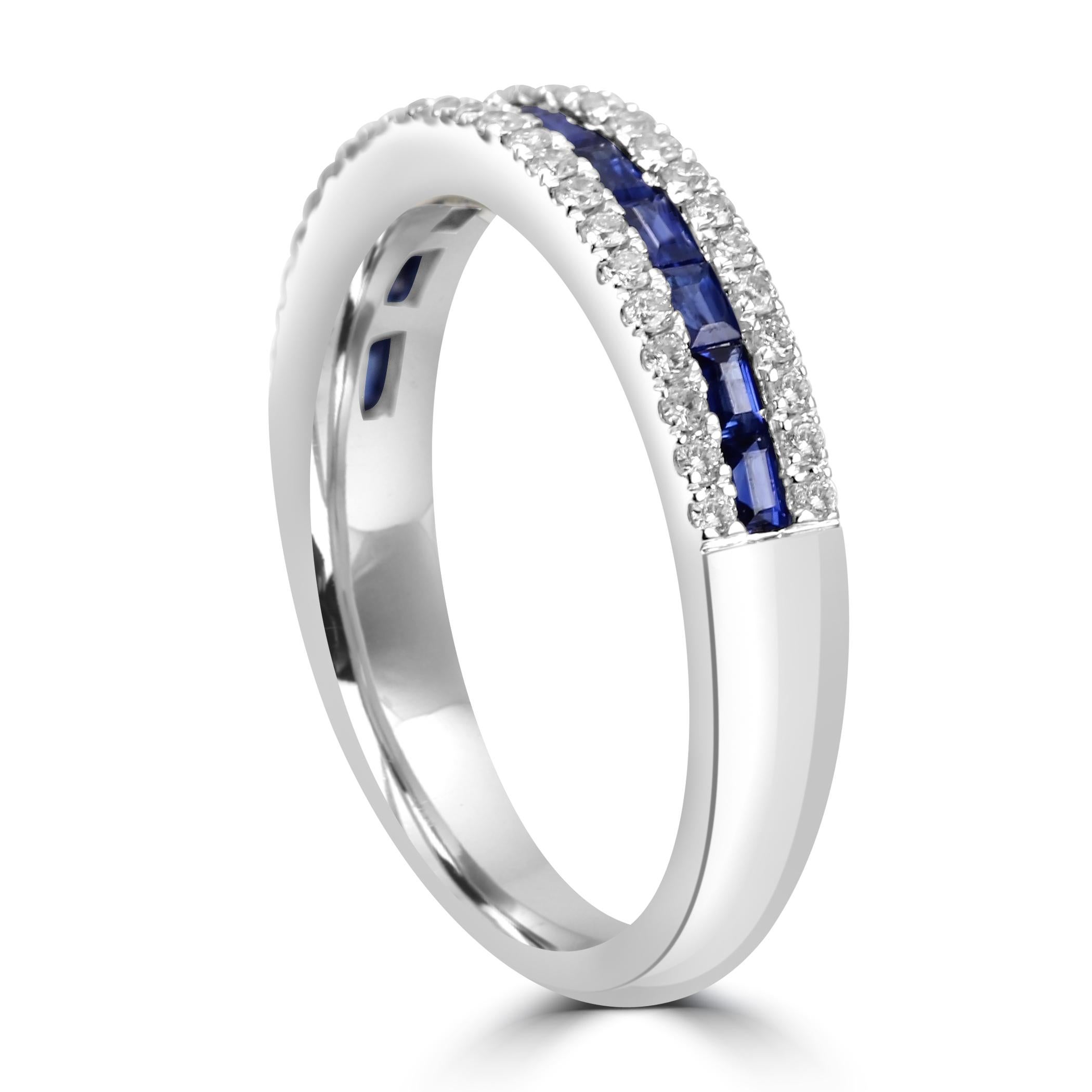 Taglio baguette Anello a fascia con zaffiro blu baguette e diamante rotondo a tre file in oro 18 carati in vendita